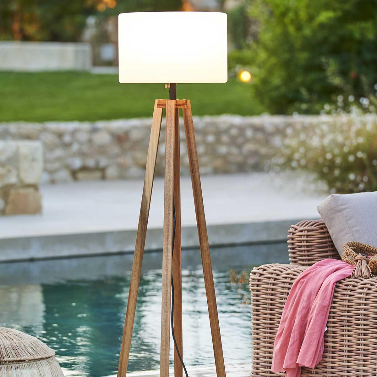Atmosphera Lámpara de pie de exterior matia, madera de acacia, blanca, a148 cm