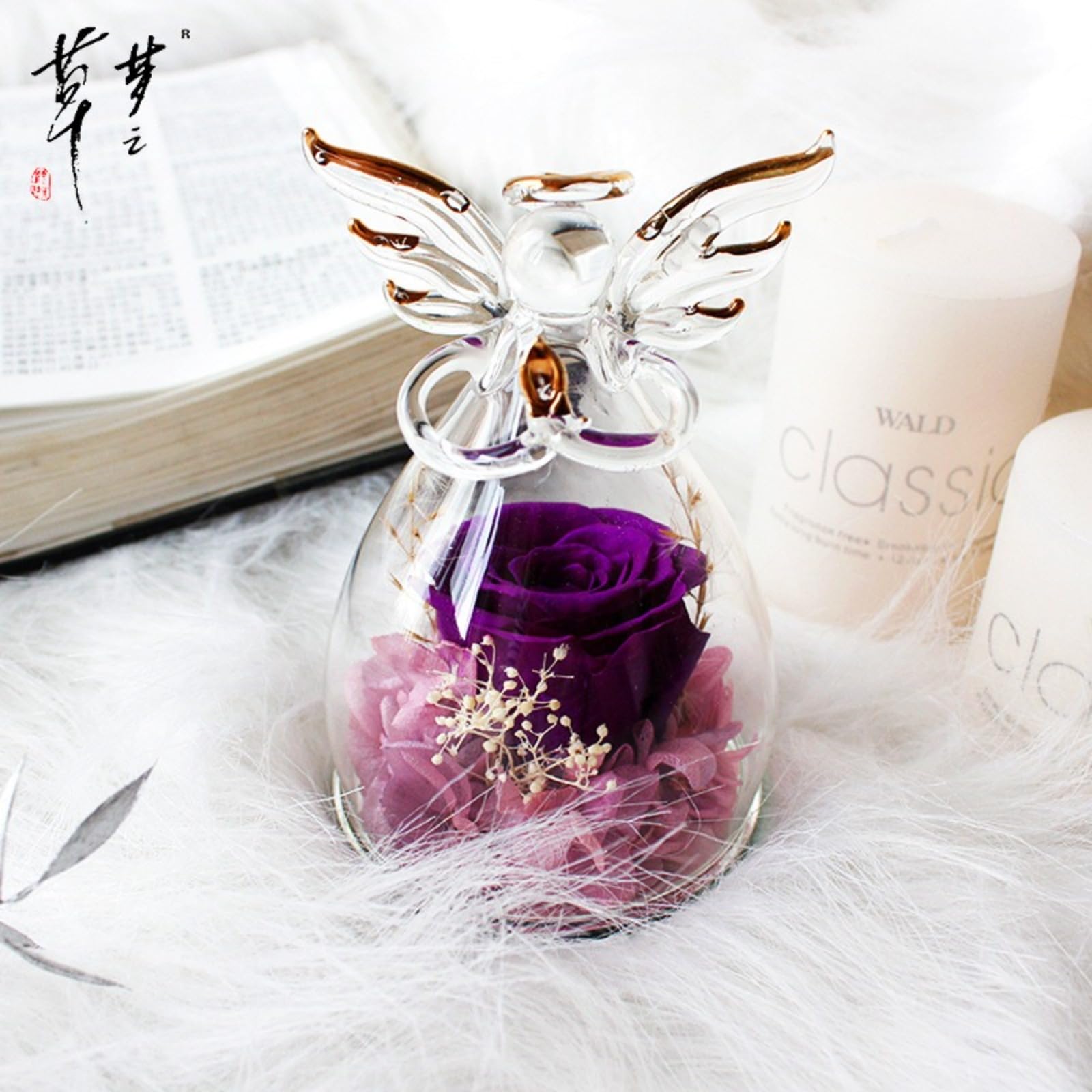 Ange éternel violet sous cloche pour créer un espace zen salon