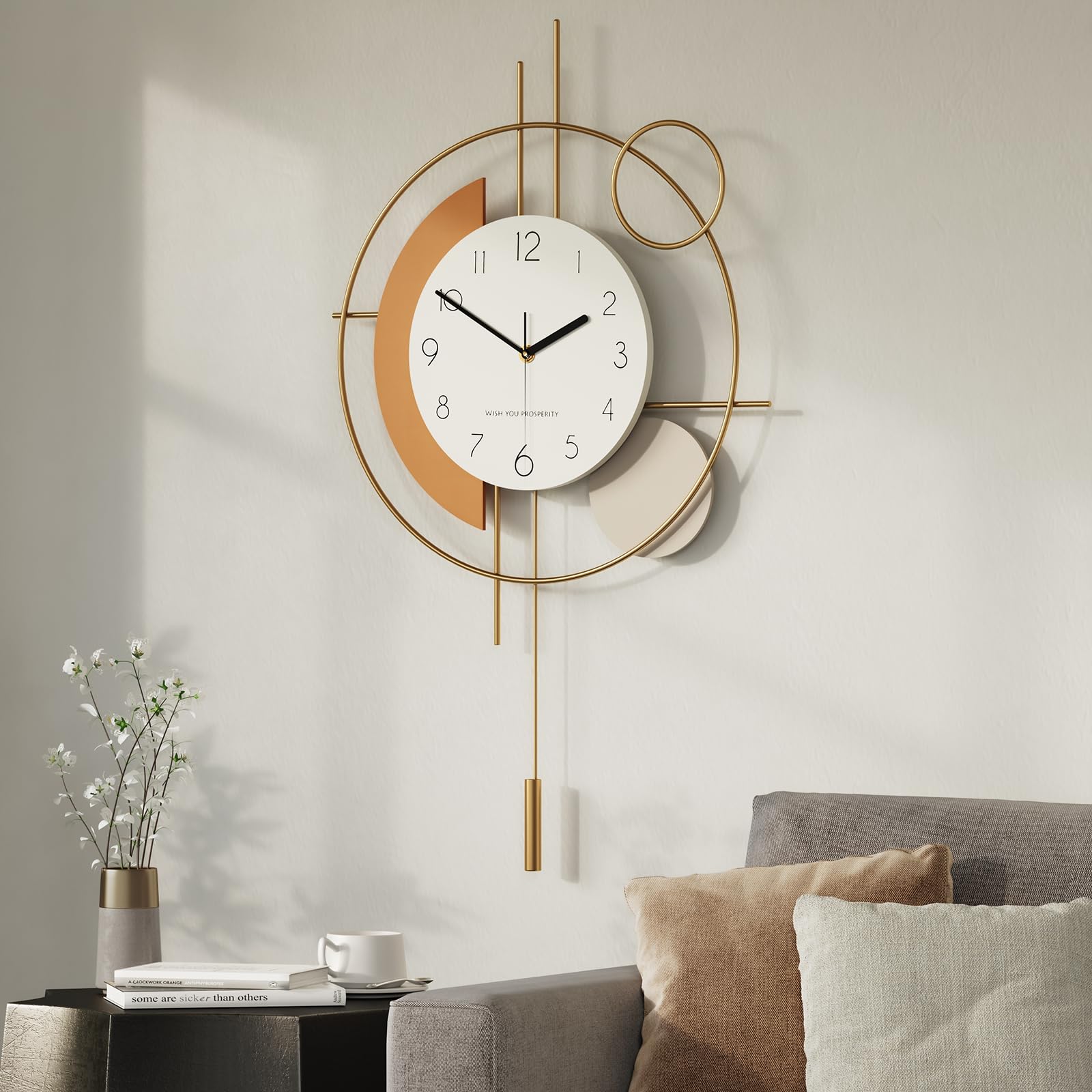 Grande horloge murale dorée à pendule pour créer une ambiance moderne dans un salon