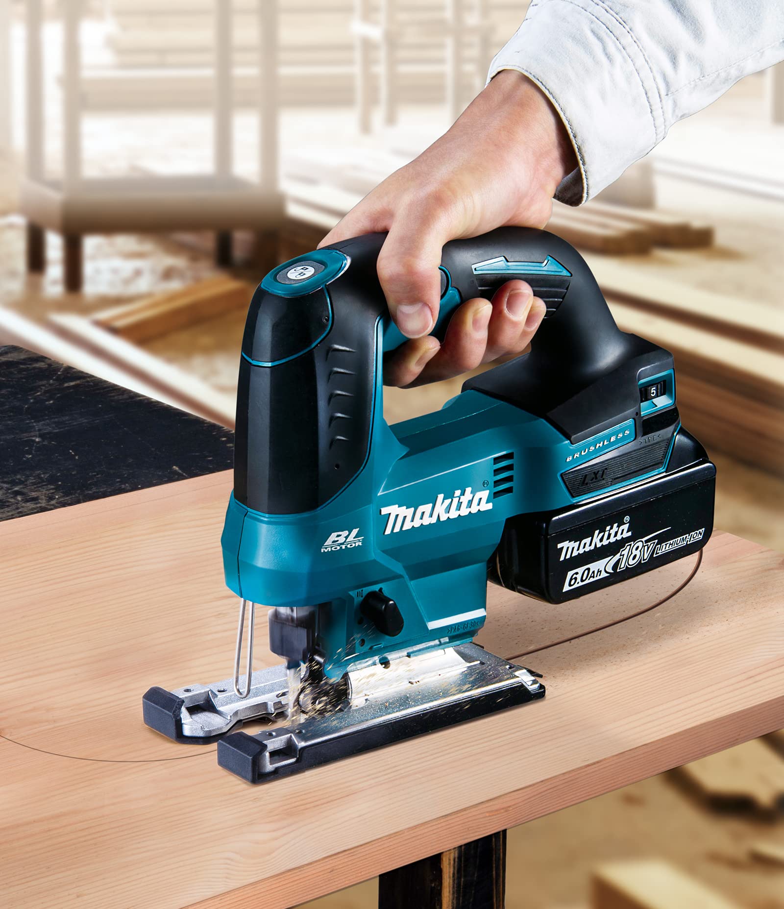 Makita DJV184RTJ 18V Li-Ion LXT Brushless Jigsaw completo di 2 batterie da 5,0 Ah e caricatore fornito in una custodia Makpac