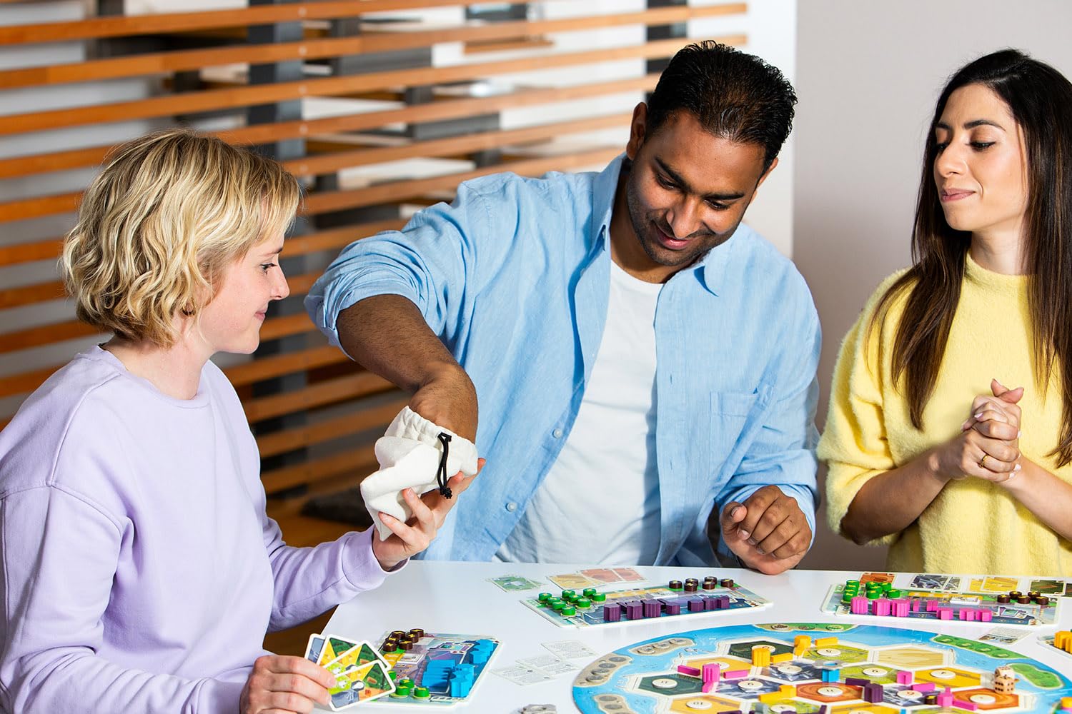 Kosmos Catan - Energien, eigenständiges Grundspiel für 3-4 Personen | Ab 12 Jahren, Brettspiel-Klassiker Siedler von Catan, Strategiespiel, Gesellschaftsspiel