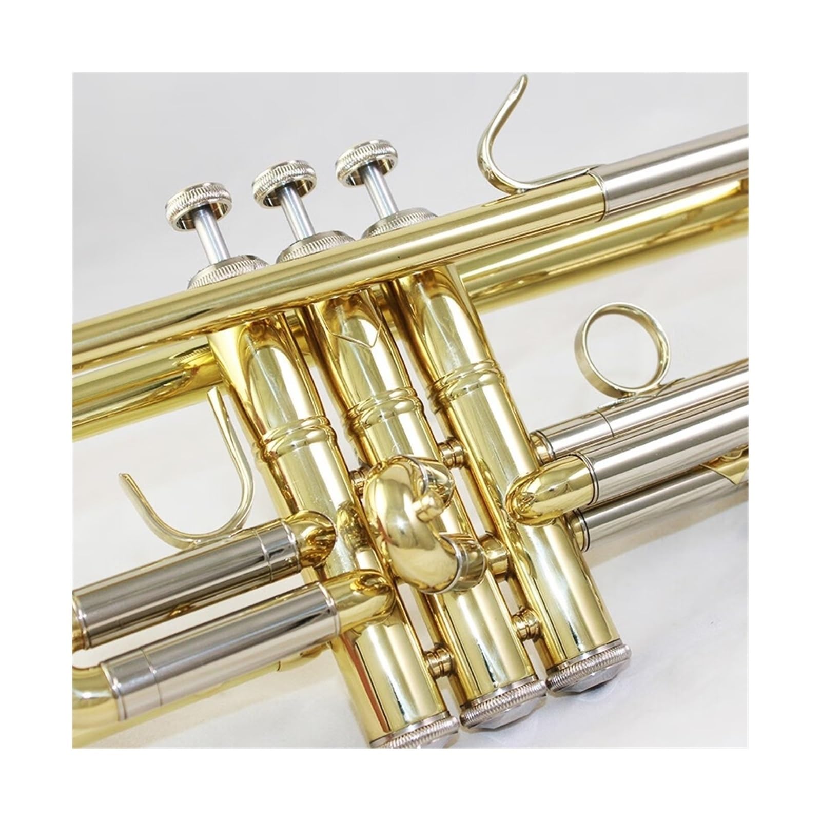 trąbka instrument Wysokiej klasy instrument trąbkowy w B-dur dla zespołu wykonującego egzamin na poziomie uniwersalnym dla dorosłych. Trąbka B-dur