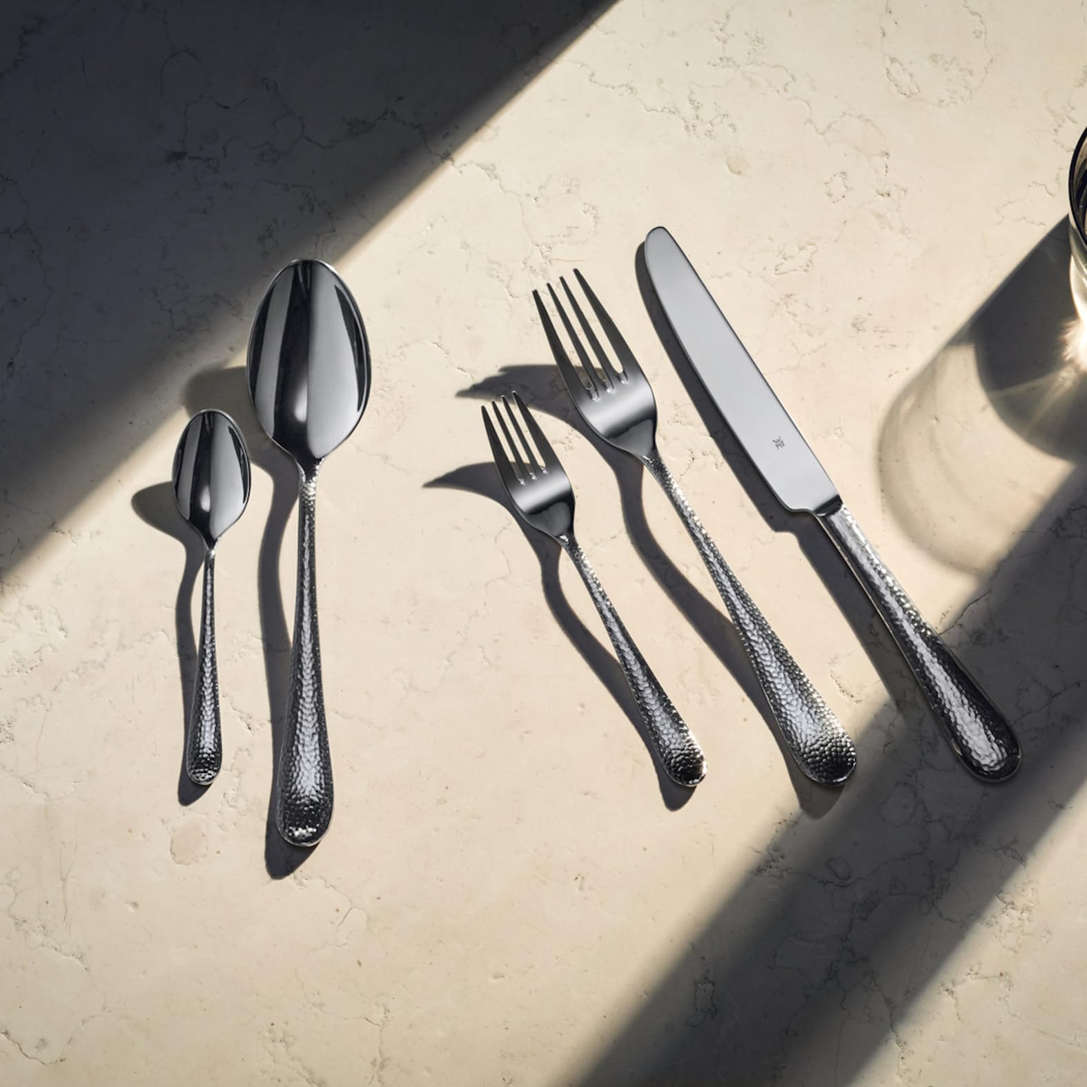 WMF Sitello Besteck Set 12 Personen, Cromargan, Essbesteck Set 60 teilig, Monobloc-Messer, Cromargan Edelstahl poliert, Hammerschlag, ergonomisch, glänzend, spülmaschinengeeignet, silber