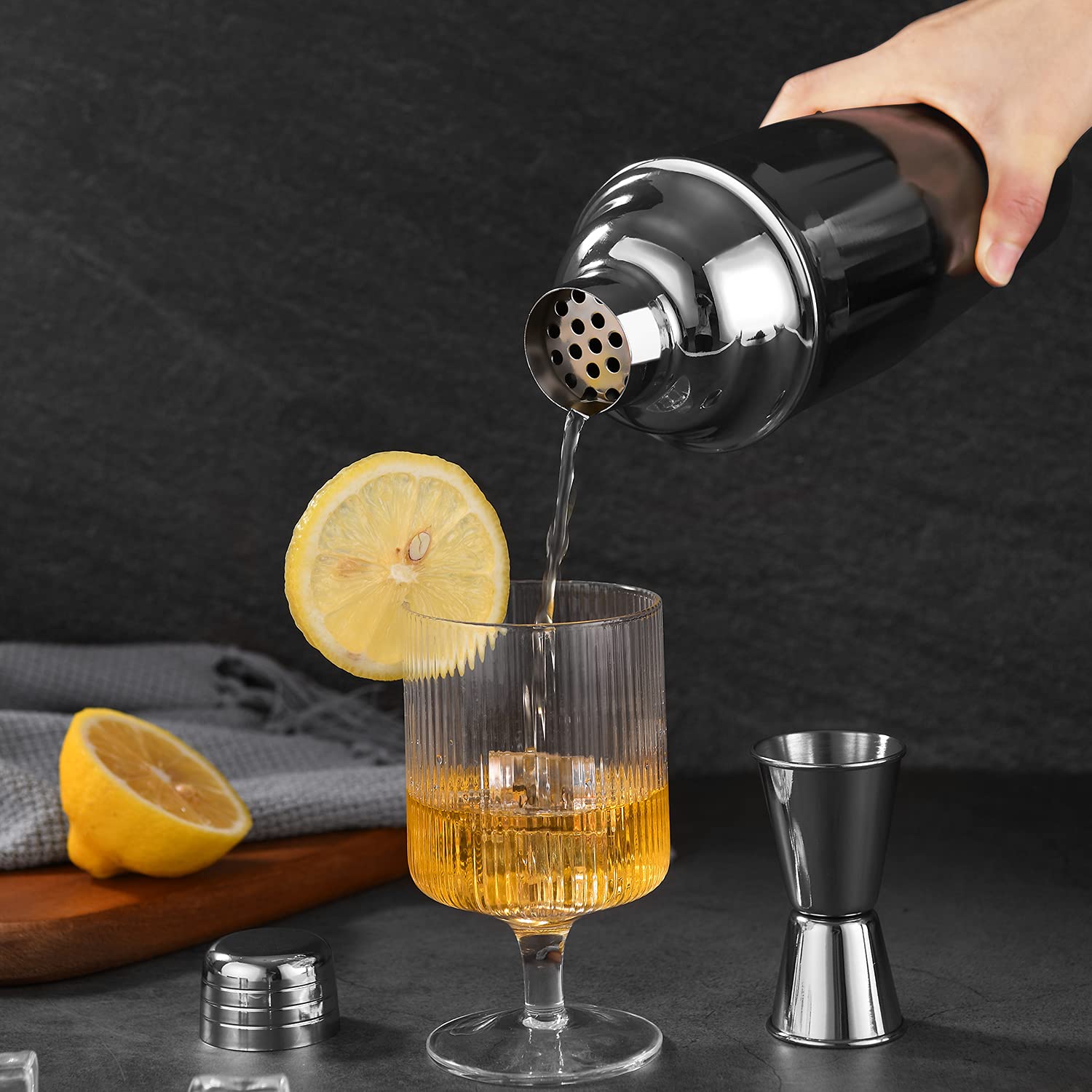 LUCKYGOOBO Coctelera con jarra de doble medición, acero inoxidable 18/8, juego de coctelera Martini de 24 onzas, coctelera de bebida integrada, kit de camarero (negro)
