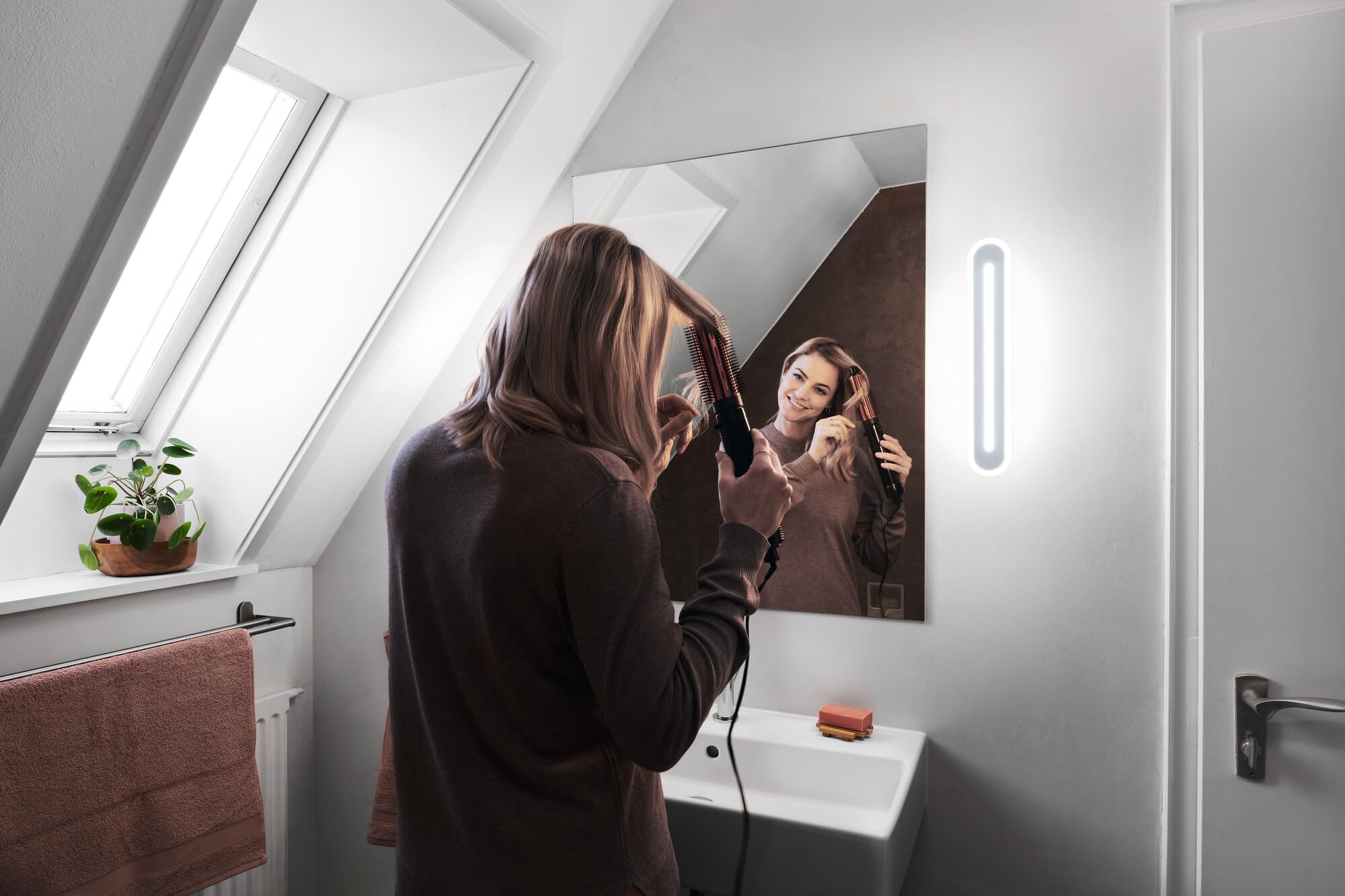 LEDVANCE Smart LED bathroom light white, 1600LM, 3000-6500K, 400mm x 70mm, IP44, Orbis Bath wall light, luz de baño con tecnología wifi, regulable, controlable mediante app y asistente de voz