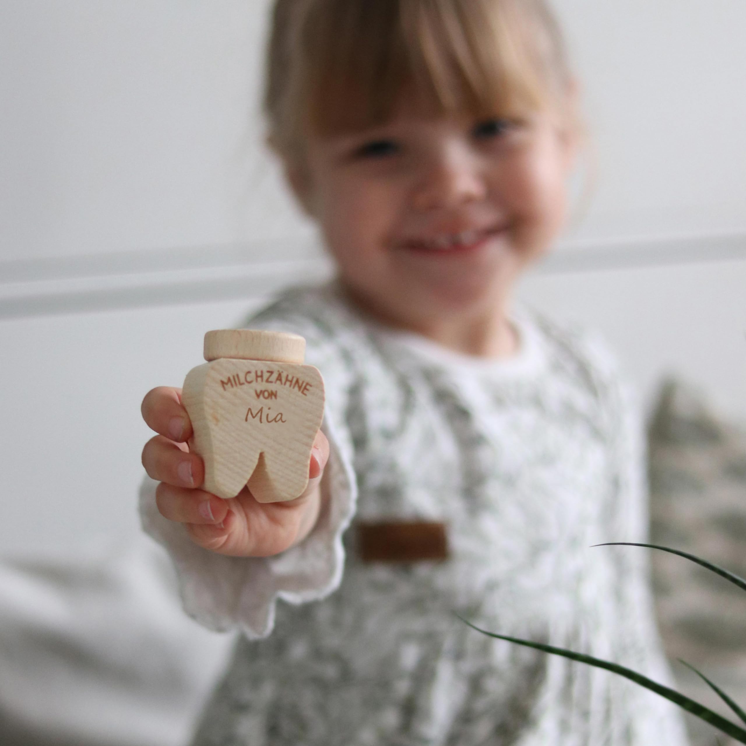 LAUBLUST Personalisierte Milchzahndose mit Namen - Zahnbox mit Gravur auf beiden Seiten | Zahnfee Geschenk für Jungen & Mädchen - Milchzahnbox & Zahndose aus Holz ca. 6 x 4 cm als Andenken für Kinder