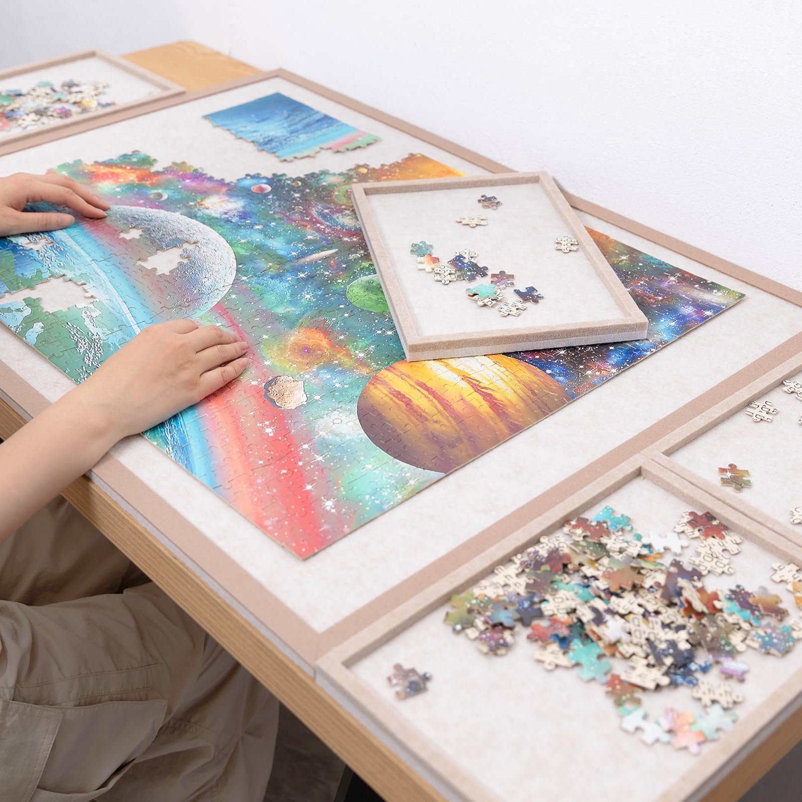 Tablica do puzzli z 4 tacami do sortowania, 1000 sztuk powierzchni do zabawy z osłoną ochronną, filcowa tablica ekspozycyjna 80 cm x 61 cm