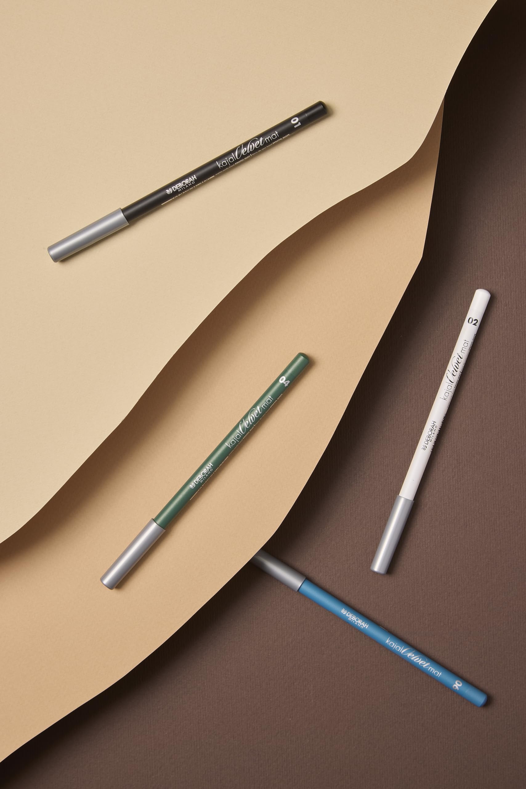 Deborah Milano - Matita Occhi Kajal Velvet Mat, 06 Azzurra, Finish Matte a Lunga Durata, Texture Cremosa e Scorrevole, Dona uno Sguardo Intenso e Definito, Vegan, 1.3 gr