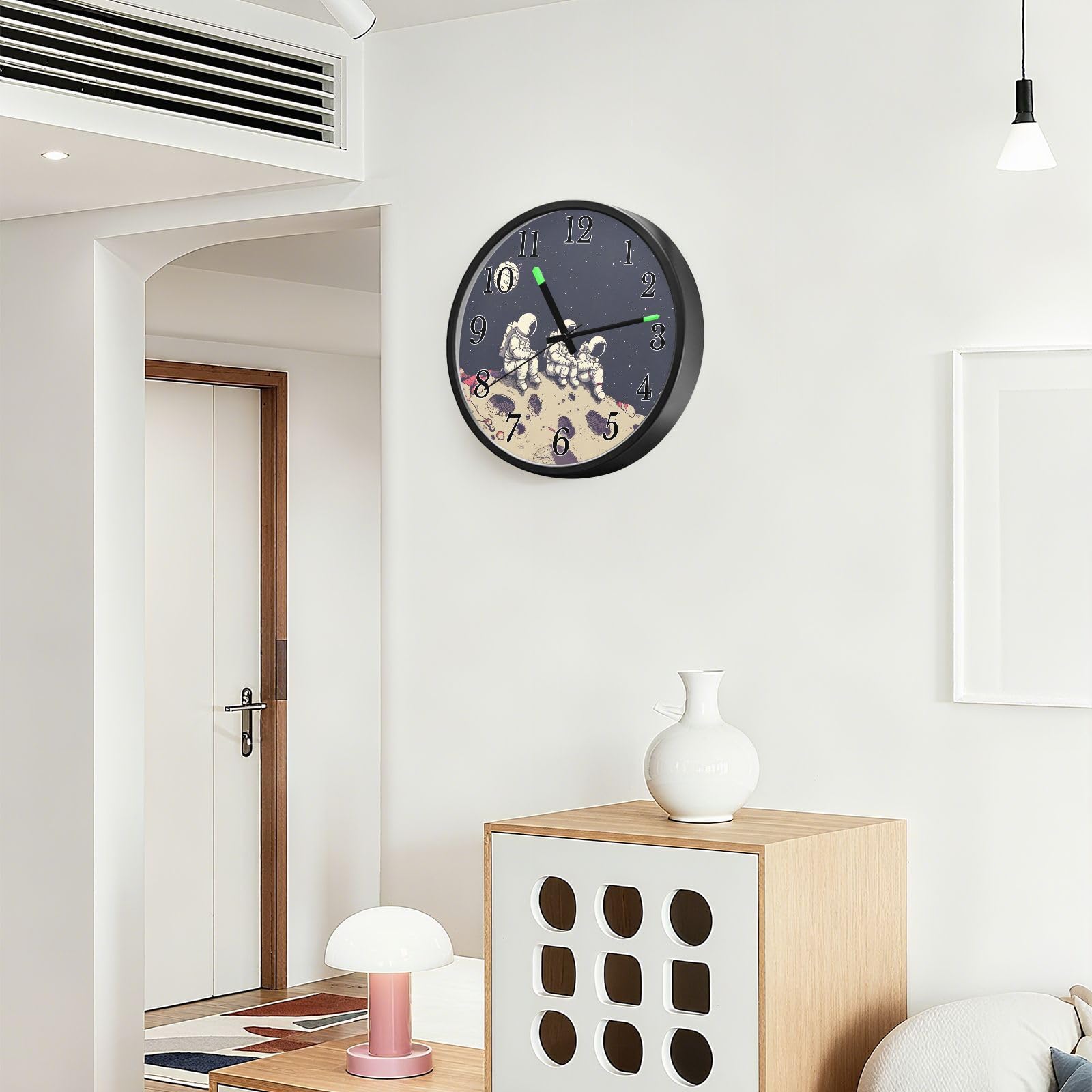 Mnsruu Reloj de pared luminoso con diseño de astronauta vintage y galaxia, funciona con pilas, silencioso, brilla en la oscuridad, para sala de estar, cocina, 12 pulgadas