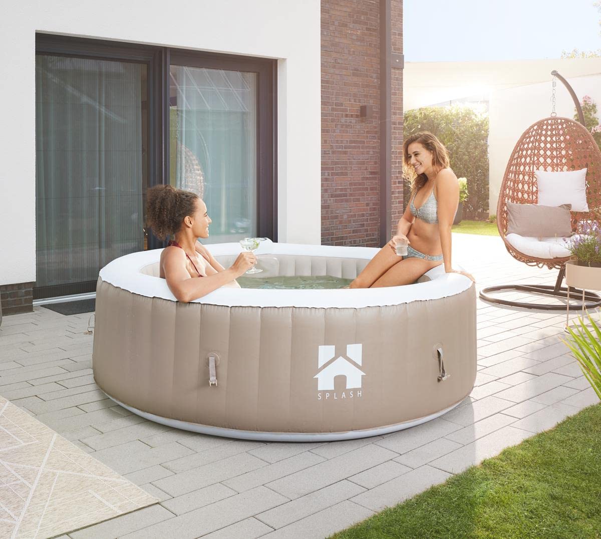 Luxus Outdoor Whirlpool St. Moritz Splash – Aufblasbarer Hot Tub für 6 Personen – Beige – Heizung bis 40°C, 130 Luftdüsen, Winterfest, inkl. Abdeckung & Filter