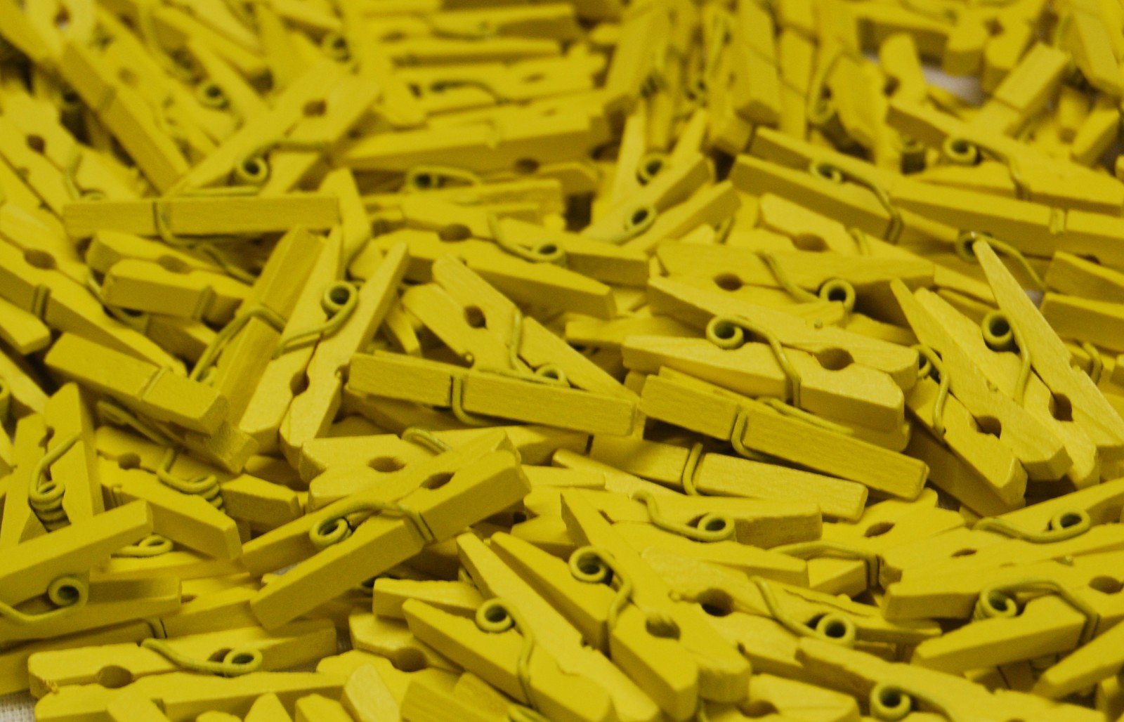 celloexpress Yellow 25mm Mini Wooden Craft Pegs - Scrapbooking, Display Photos & Keepsakes (Pack of 500) — image 1