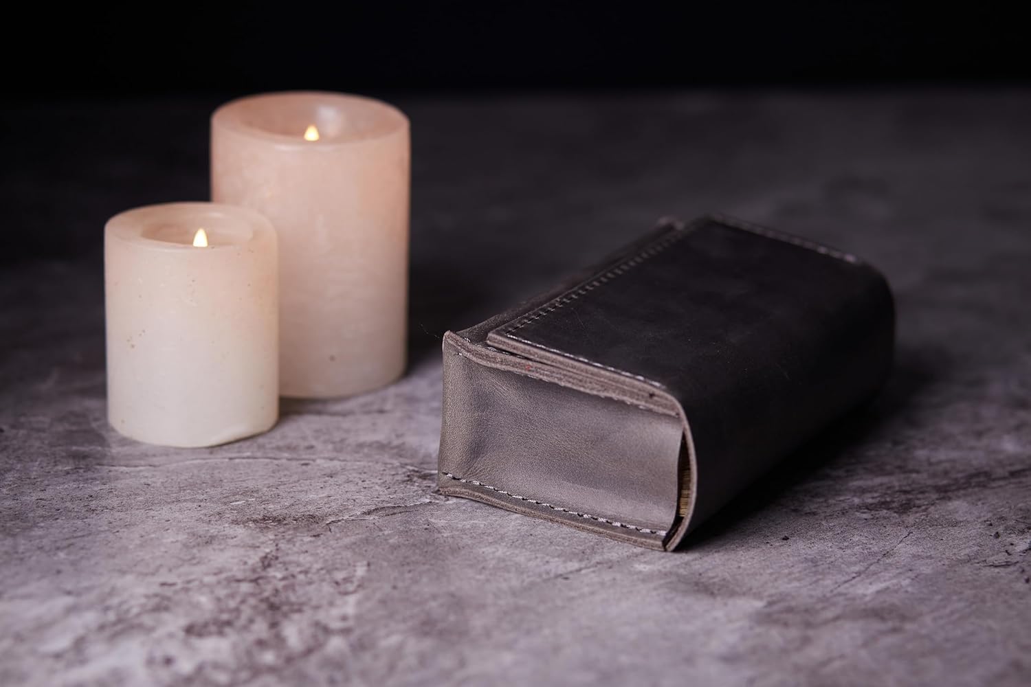 INCARNE Tarot Card Box with Magnetic Clasp - Tarot Card Holder for Most Standard Tarot Cards, Genuine Leather, Vintage Gray