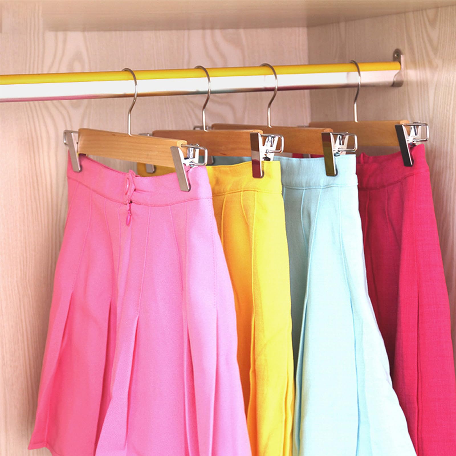 Confezione da 10 grucce per gonne e Pantaloni in Legno massello, gruccia Inferiore per Pantaloni in Legno con 2 Clip Regolabili, Clip in Legno colorato per Pantaloni, Jeans, Pantaloncini