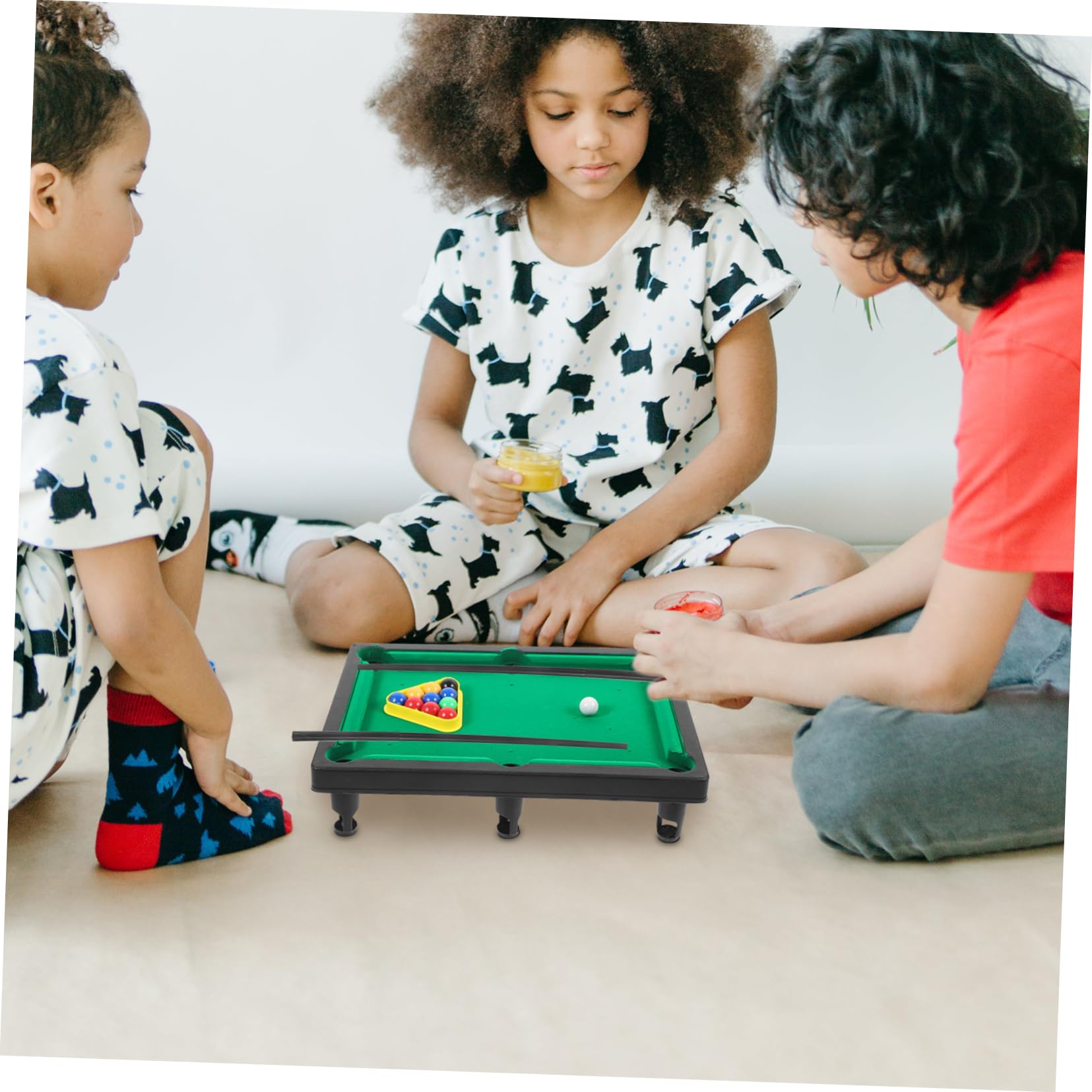 Yardwe Table de Billard de Table Miniature en Plastique Vert pour Garçon et Filles avec Trophée Jouet, Améliore la Coordination Œil-Main Réactivité la Maison Couleur Aléatoire