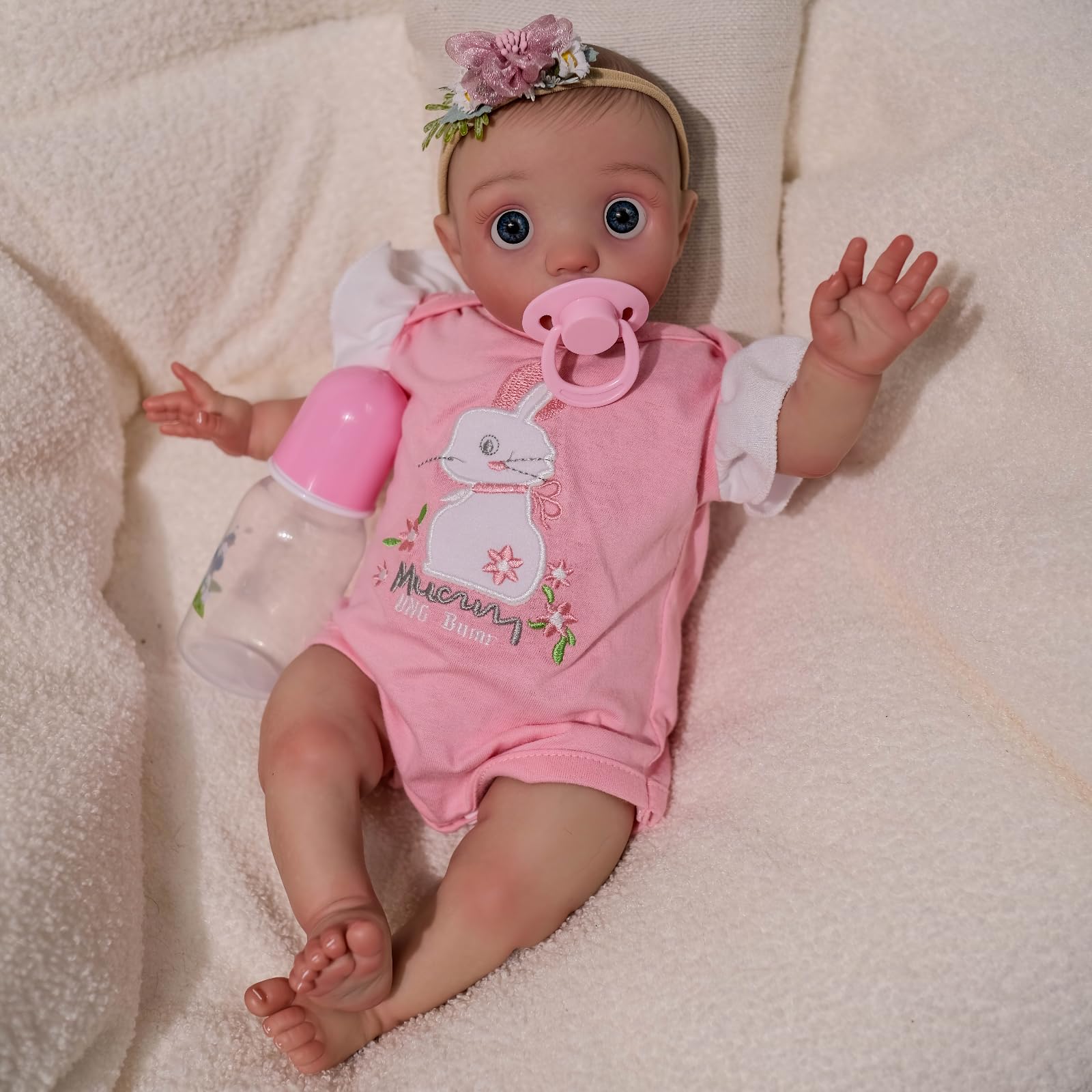 MineeQu Bambole Reborn - Bambola Realistica 16 Pollici, Prematuro Ricomposto, Capelli Pitturati a Mano, Occhi Blu, Onesie con Coniglio, Festaio Fiorito, Set Regalo