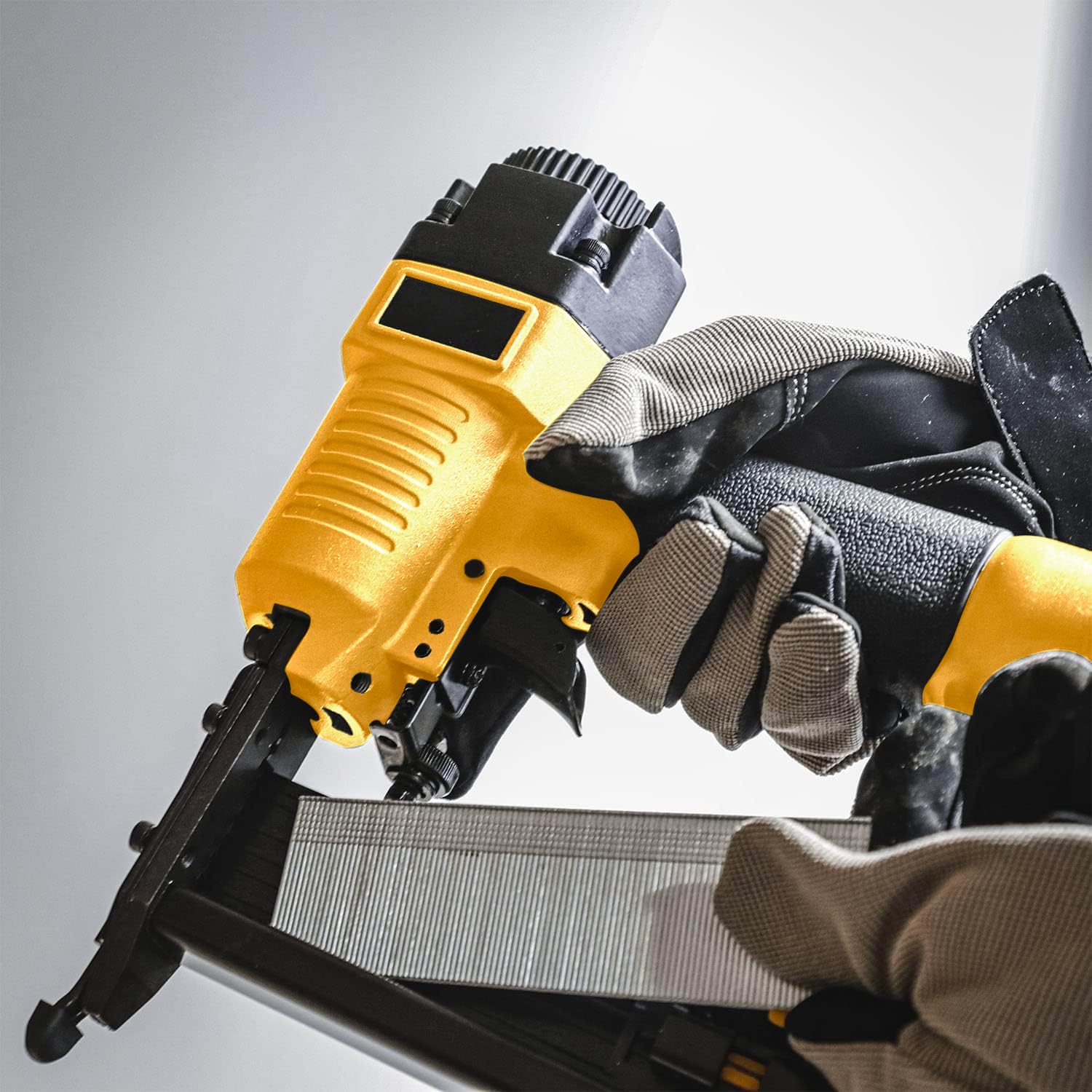 Avilia Pistola Sparachiodi Pneumatica con Accessori - Graffettatrice per Legno e Mobili, per Chiodi 15-50mm, Graffette 16-40mm, Pressione Regolabile - Graffette non incluse