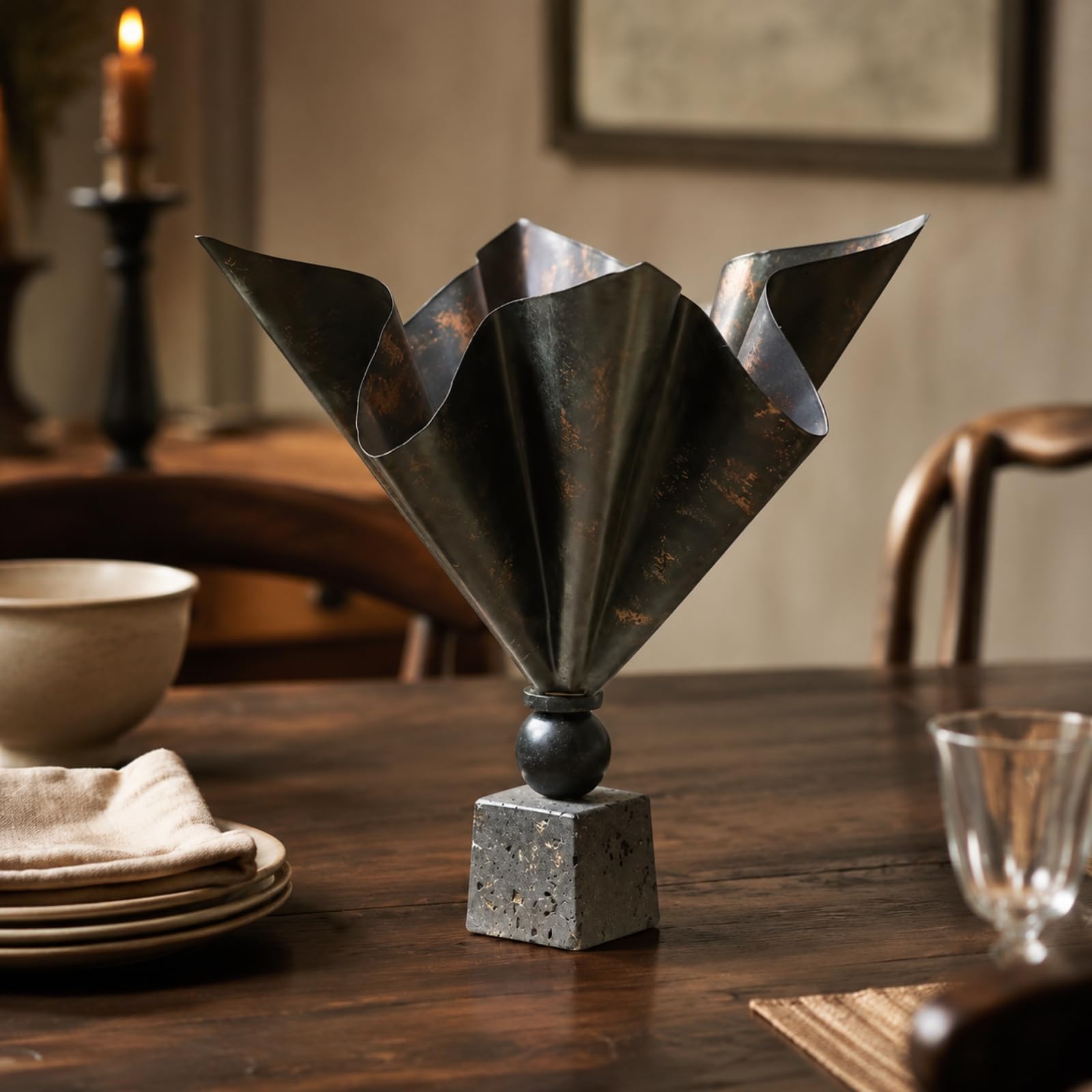 Baoblaze Jarrón Hierro con Acabado Antiguo Oscuro Metálico Florero Escultural con Base Cuadrada Estable Artículo Escultórico para Escritorio
