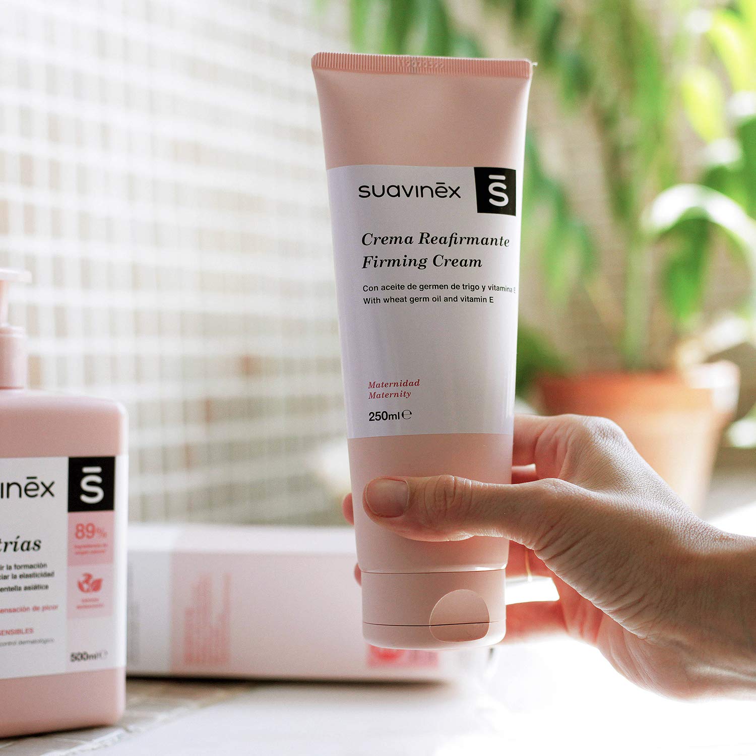 Suavinex – Crema Reafirmante Corporal. Compatible con Lactancia Materna. Recupera el Tono Cutáneo. con Manteca de Karité. 86% Ingredientes de Origen Natural, 250Ml, Rosa