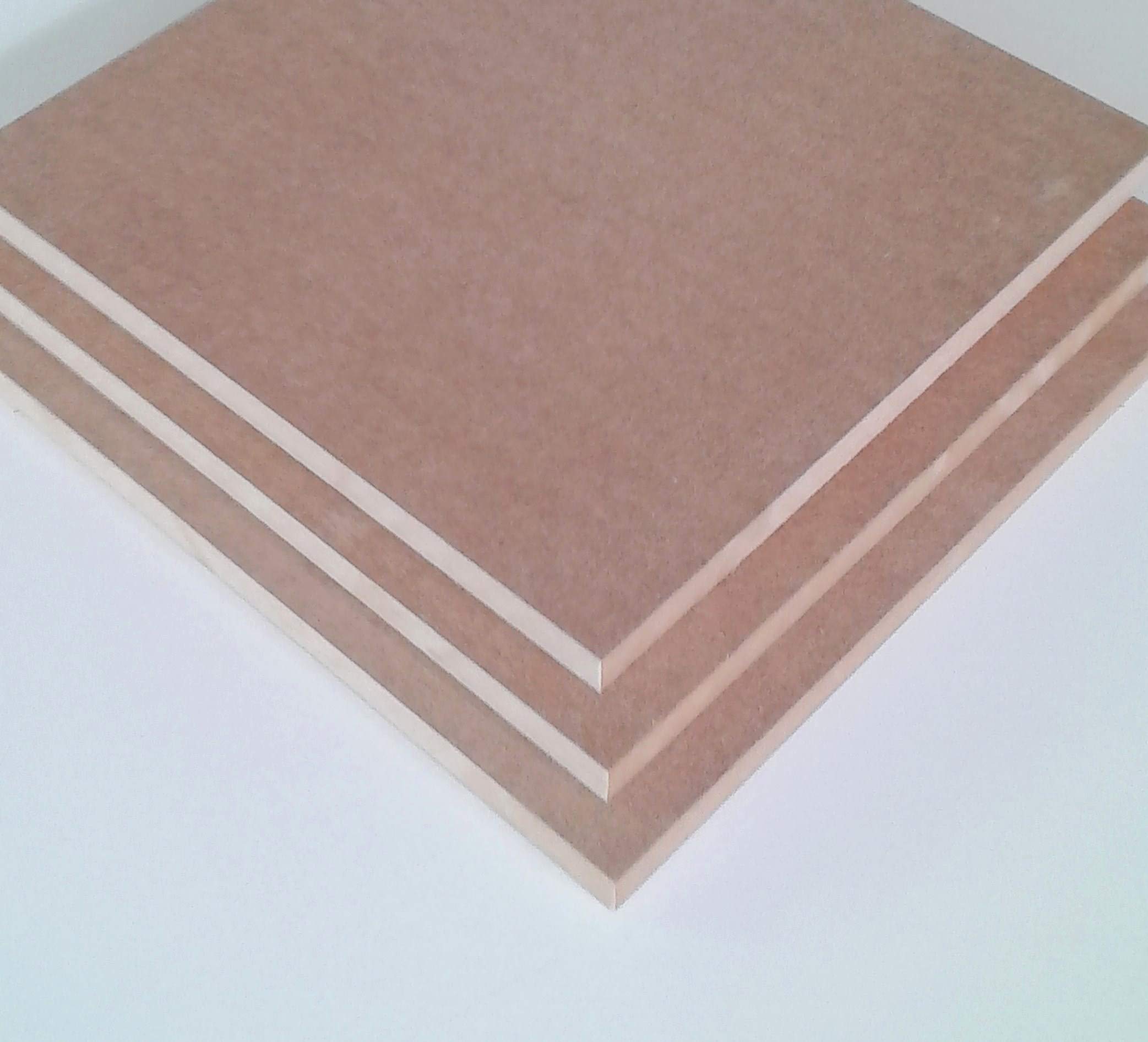 Pannelli di legno MDF spessi 25 mm. Dimensioni: 1000 x 700 mm.