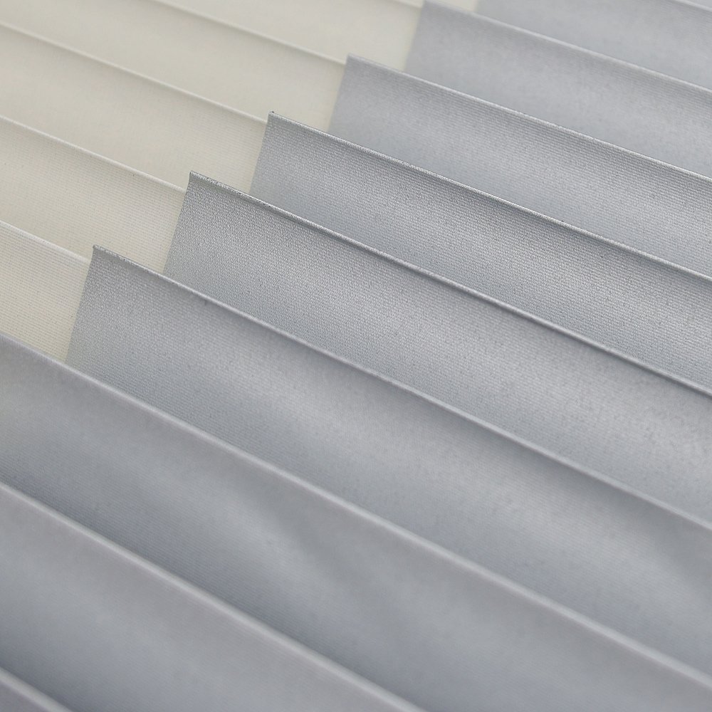 Liedeco® Thermo Plissee verspannt mit Klemmträger / 90 x 130 cm beige/lichtundurchlässig verdunkelnd Blickdicht stufenlos verstellbar und energiesparend/leichte Innen-Montage ohne Bohren