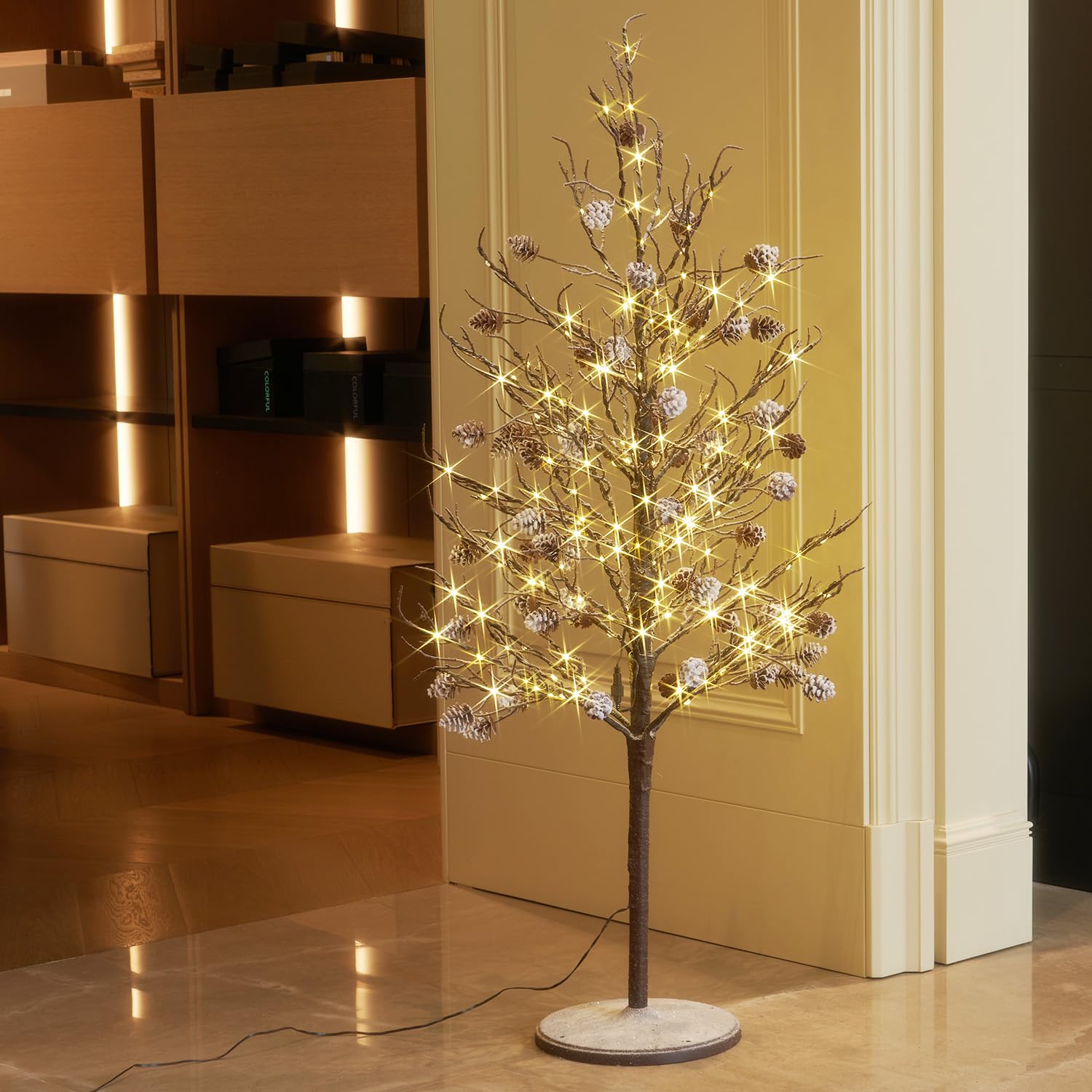 Fudios Beleuchteter Baum mit Tannenzapfen, Schnee staubt, 1,2 m, 200 LEDs, für Winterdekoration, künstliche Baumlichter, Stecker mit Timer
