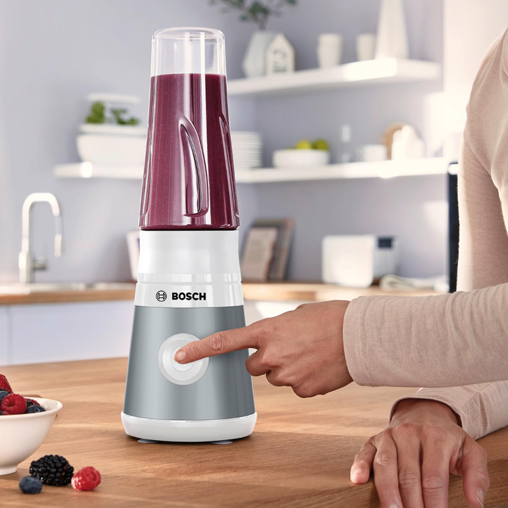 Bosch Mini-Standmixer, Smoothie Maker, Mini-Highspeed-Mixer, bis zu 40.000 rpm, 450 W, ToGo-Flasche, 4-Klingen-Messer, spülm. Teile, Made in Europe, VitaPower Serie 2 MMB2111T