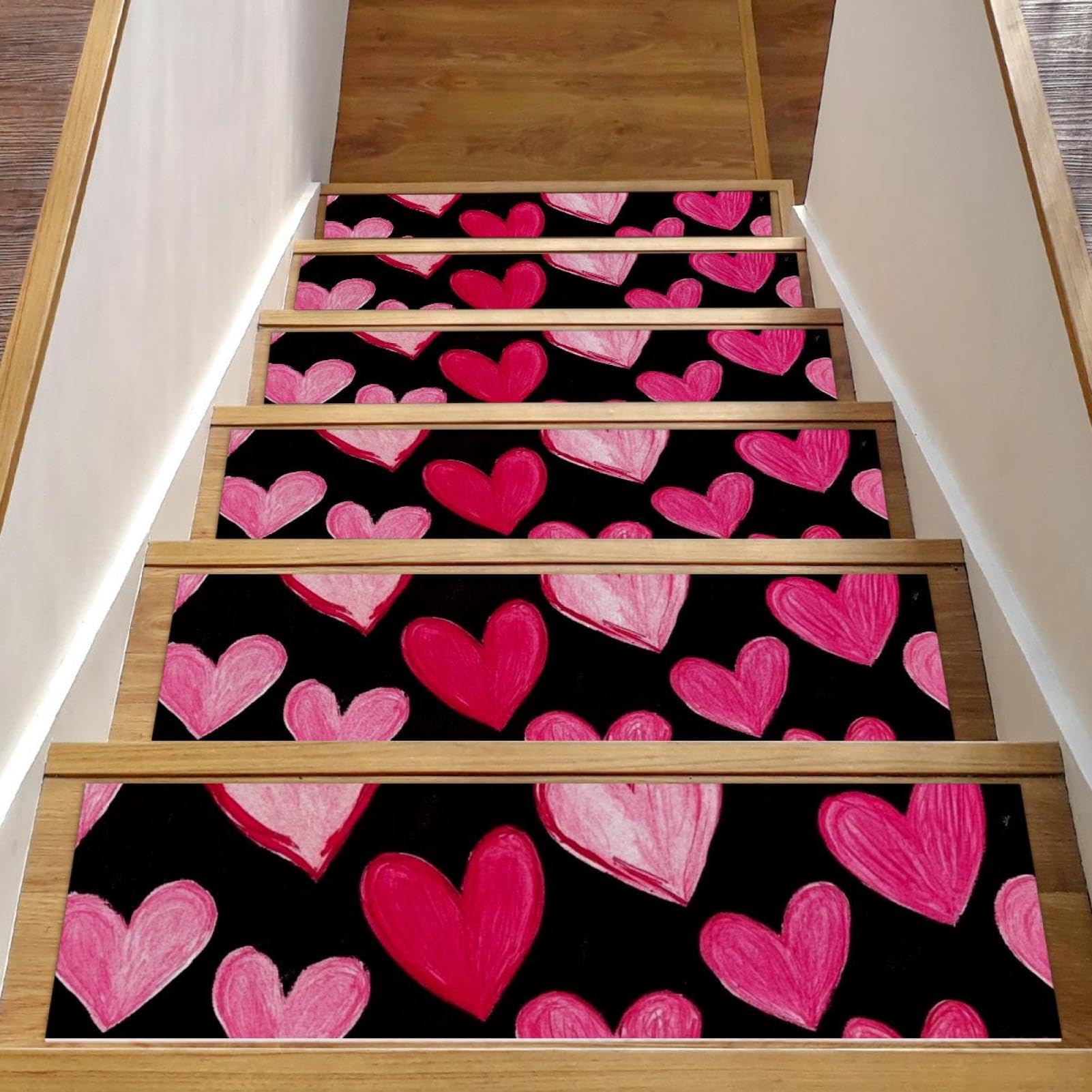 Peldaños de escalera para interiores de madera que decoran con corazones rosas