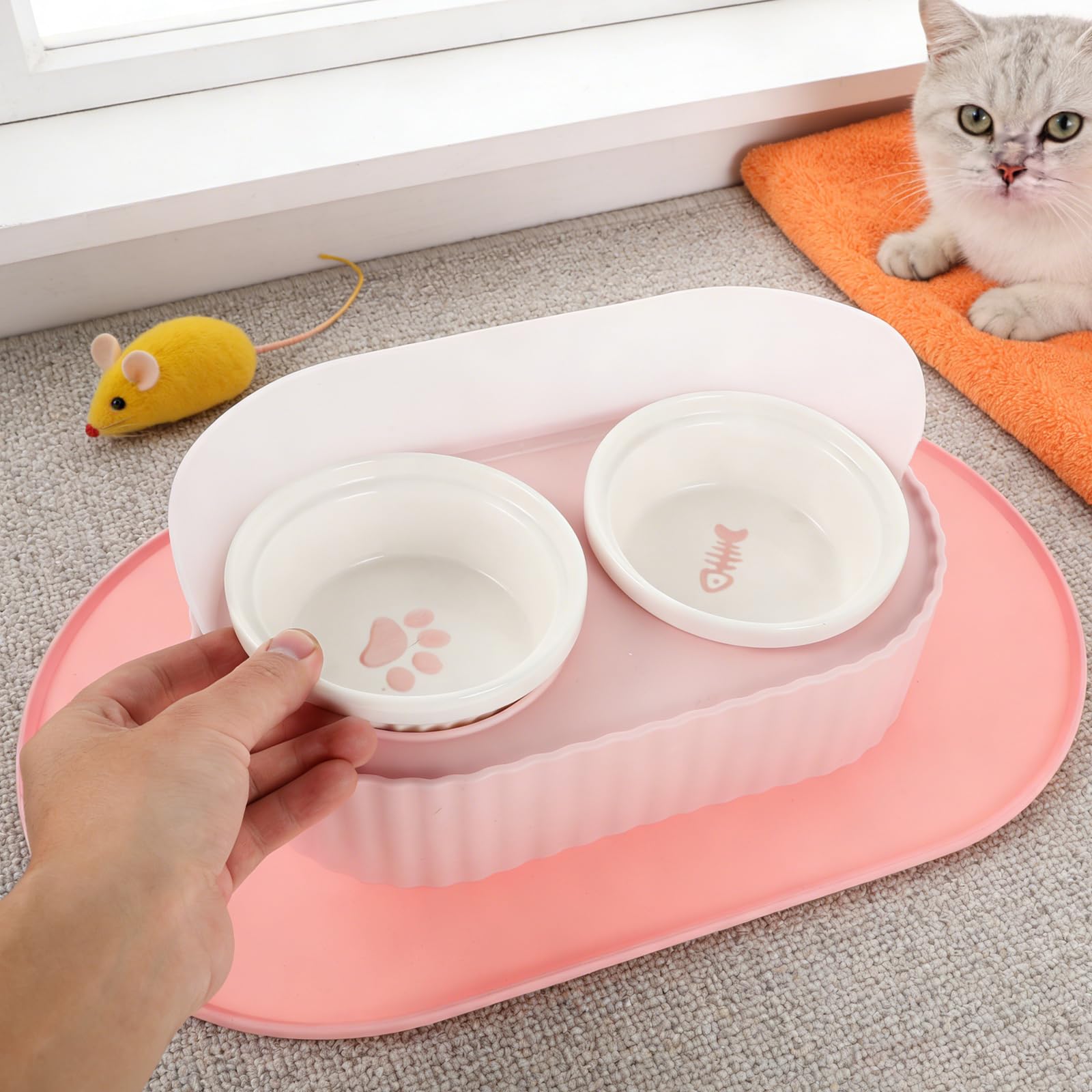 Toyvian Gamelle Double pour Chat en Céramique 350ml avec Support Antidérapant et Tapis Imperméable, Bol Mignon Surélevé pour Chatons et Petits Animaux