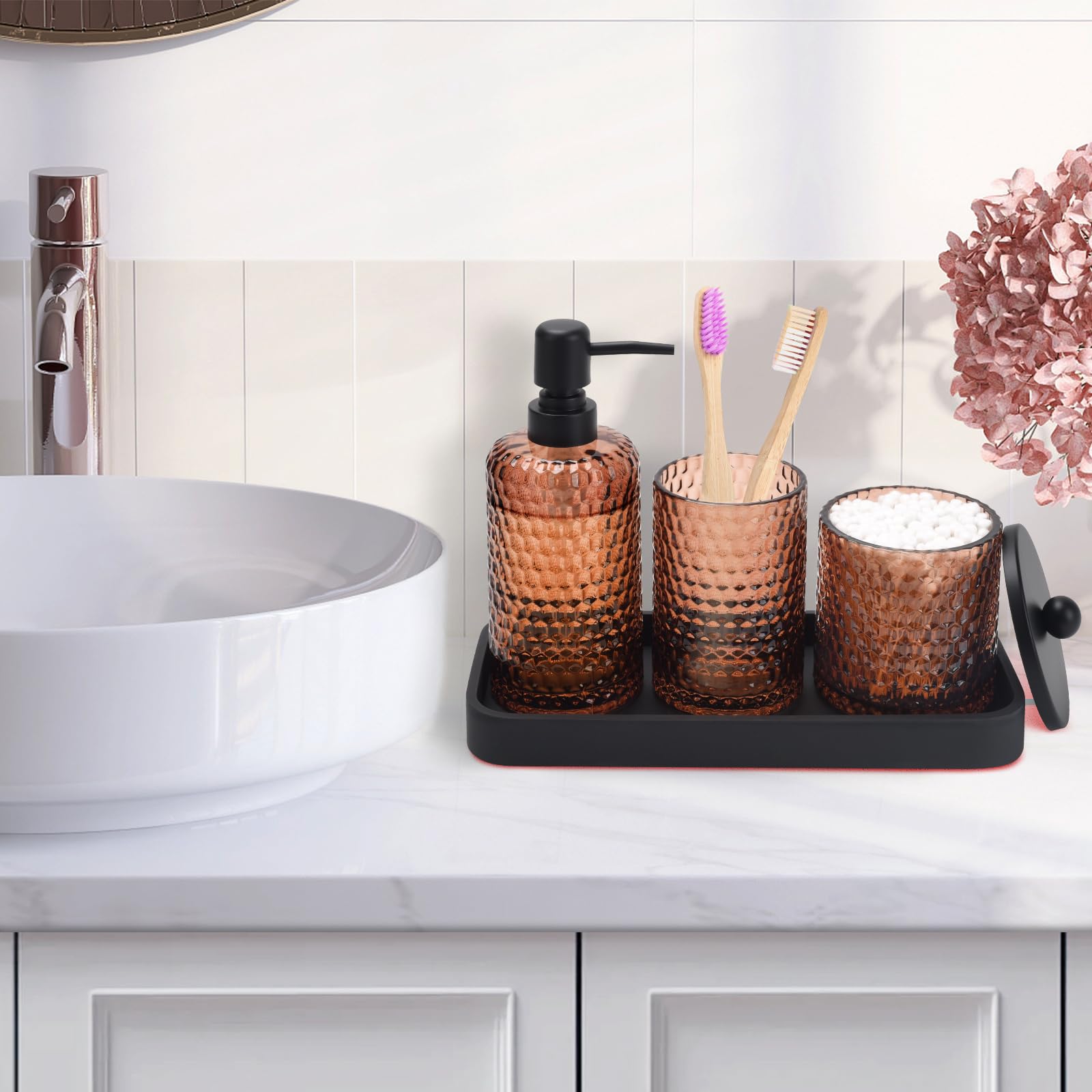 Set di accessori per il bagno, 4 pezzi in vetro ambrato set di accessori da bagno - dispenser sapone lozione, portaspazzolino, dispenser Qtip Holder e vassoio in resina, organizer da banco, ambra