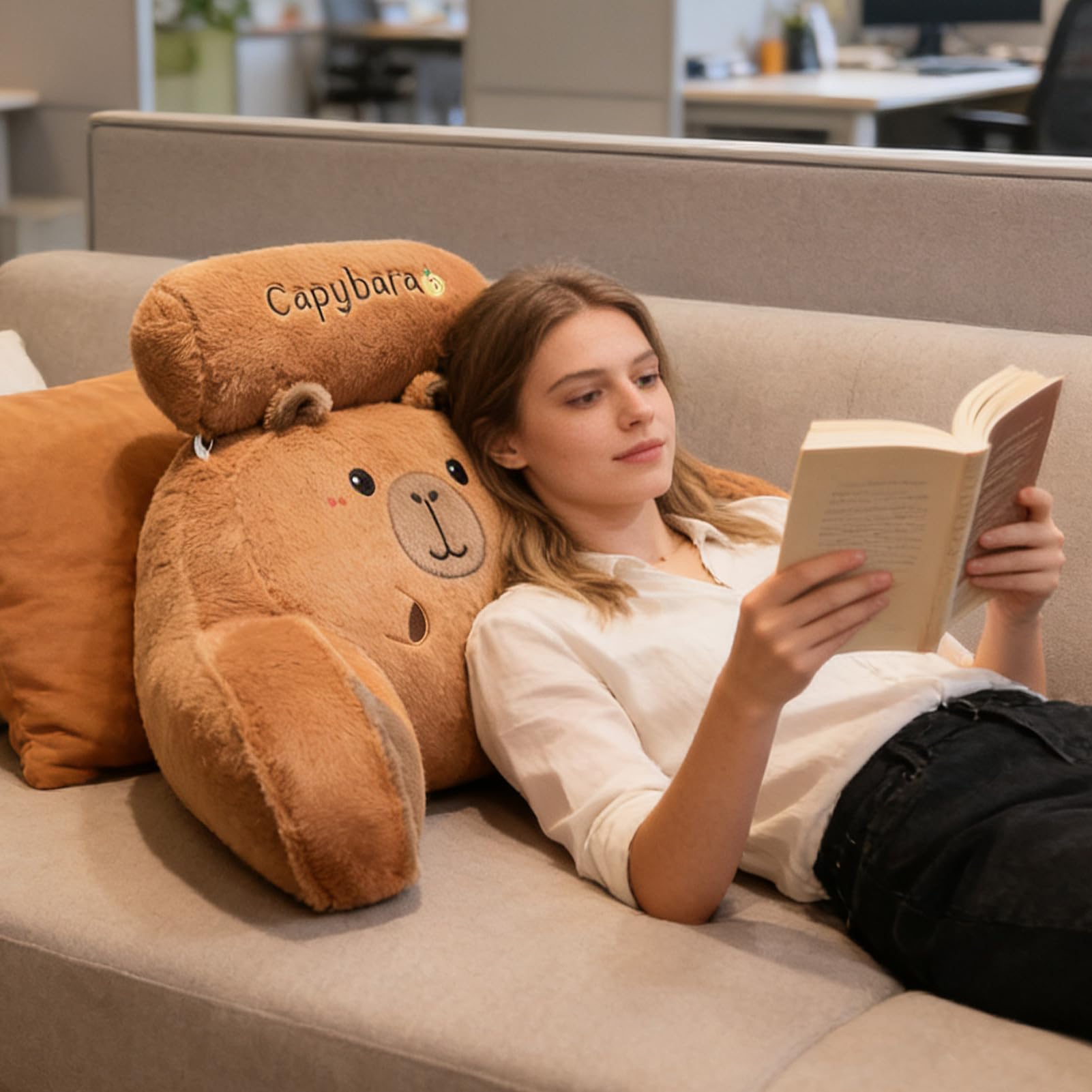 Cuscino ergonomico con design Capybara | Con braccioli cuscino per la schiena per letto | per adulti e bambini per sul pavimento seduti a guardare la TV in relax