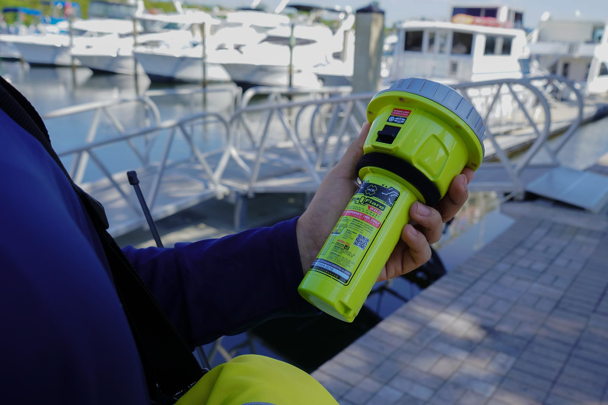 ACR ResQflare PRO Hochleistungs-LED, elektronischer Notruf, USCG-zertifiziert, IR-Infrarot-Technologie, Nachtsuch- und Rettungsfunktion, wasserdichte Bootsfackeln