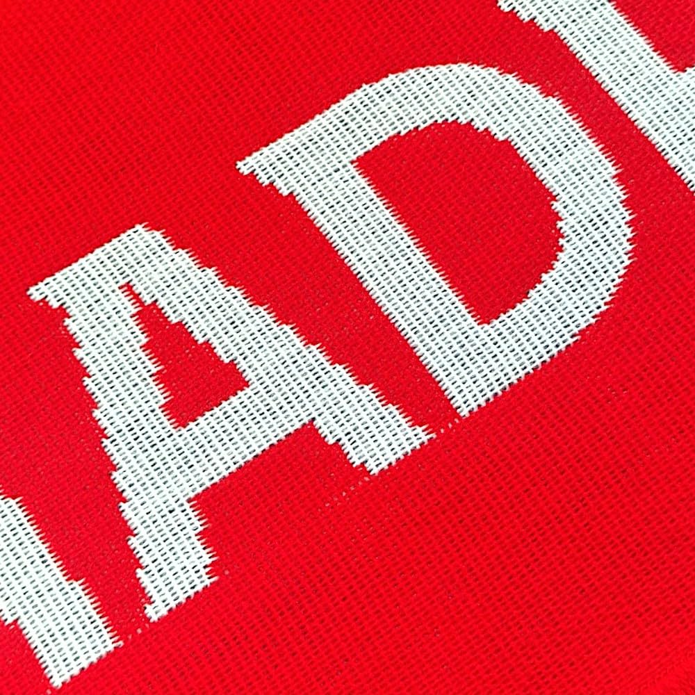 Sciarpa ufficiale dell'Atletico Madrid in colore rosso con stemma ricamato, ideale per sostenere la squadra con stile e orgoglio rossoblù.