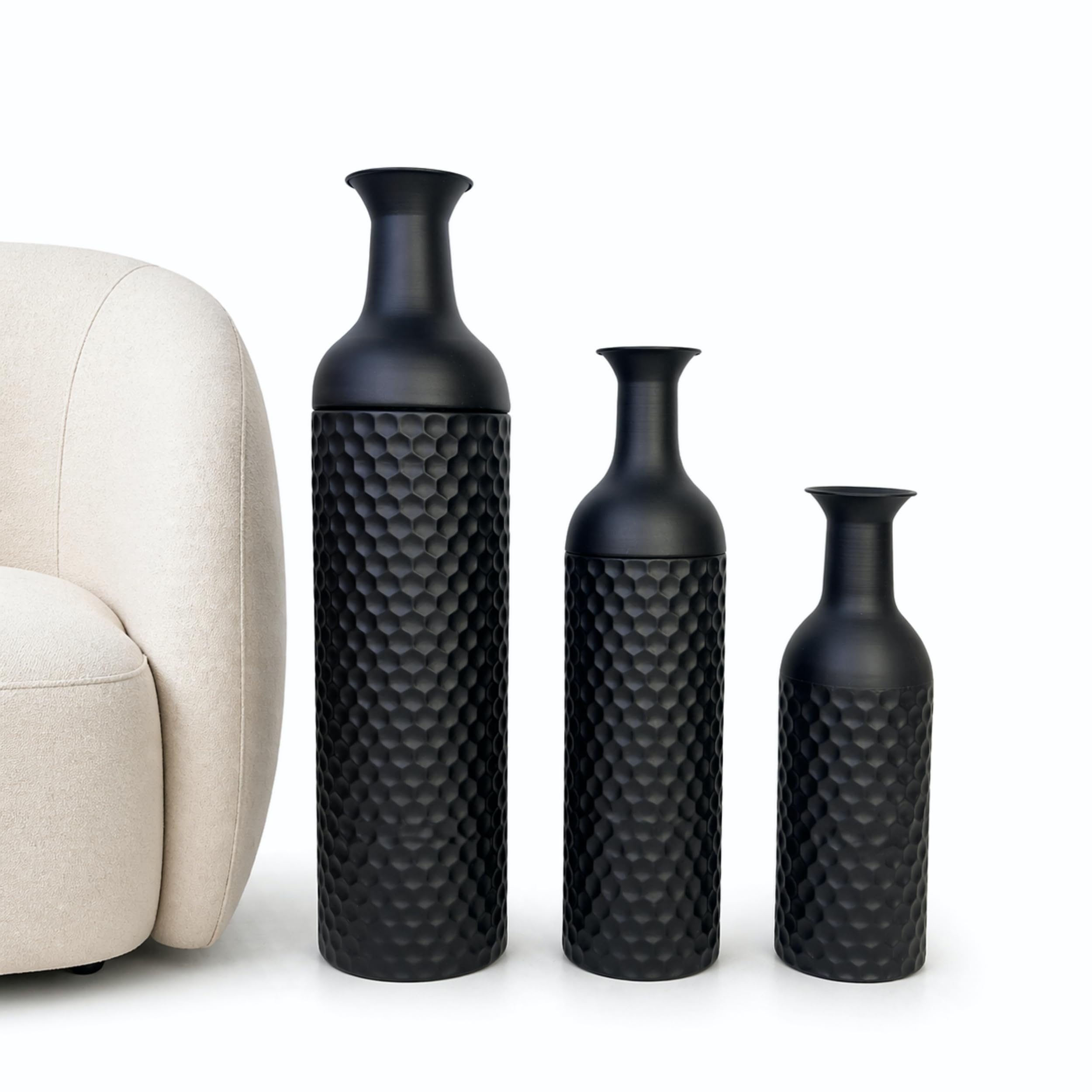 Hauts vases en métal Nero Leewadee pour créer un coin lecture élégant et moderne