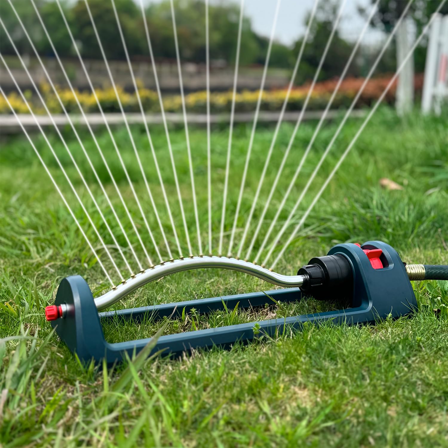 Aspersor de césped, 18 boquillas de latón, aspersor oscilante de agua de jardín para cubiertas de patio de hasta 3,600 pies cuadrados, base pesada, aguja de limpieza de chorro de