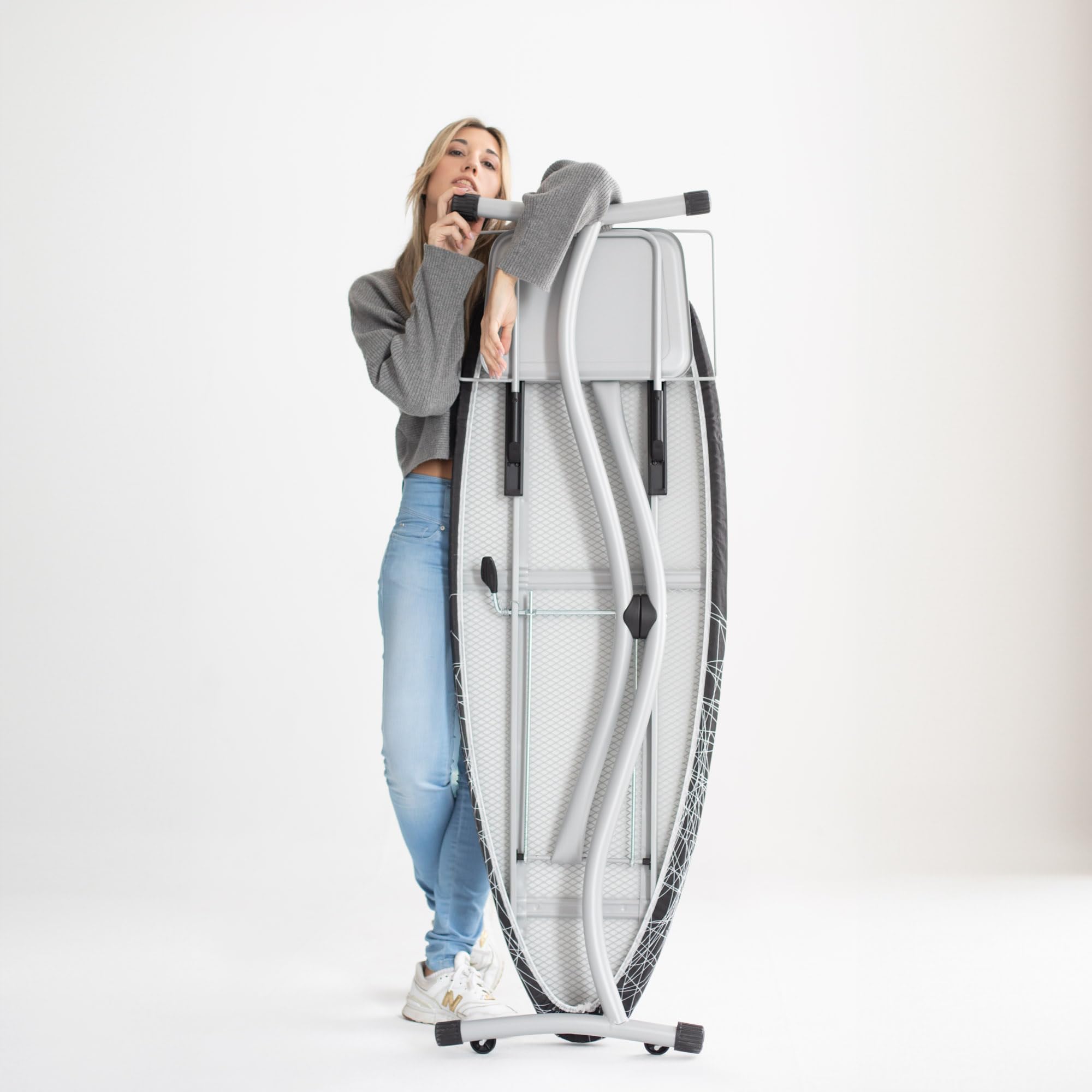 Tabla de Planchar Grande y Profesional | 130x47 cm | Plegable y Robusta | Altura Ajustable con Ruedas | Superficie XXL Ancha | Estable | ideal Centros de Planchado | Fabricada en Europa