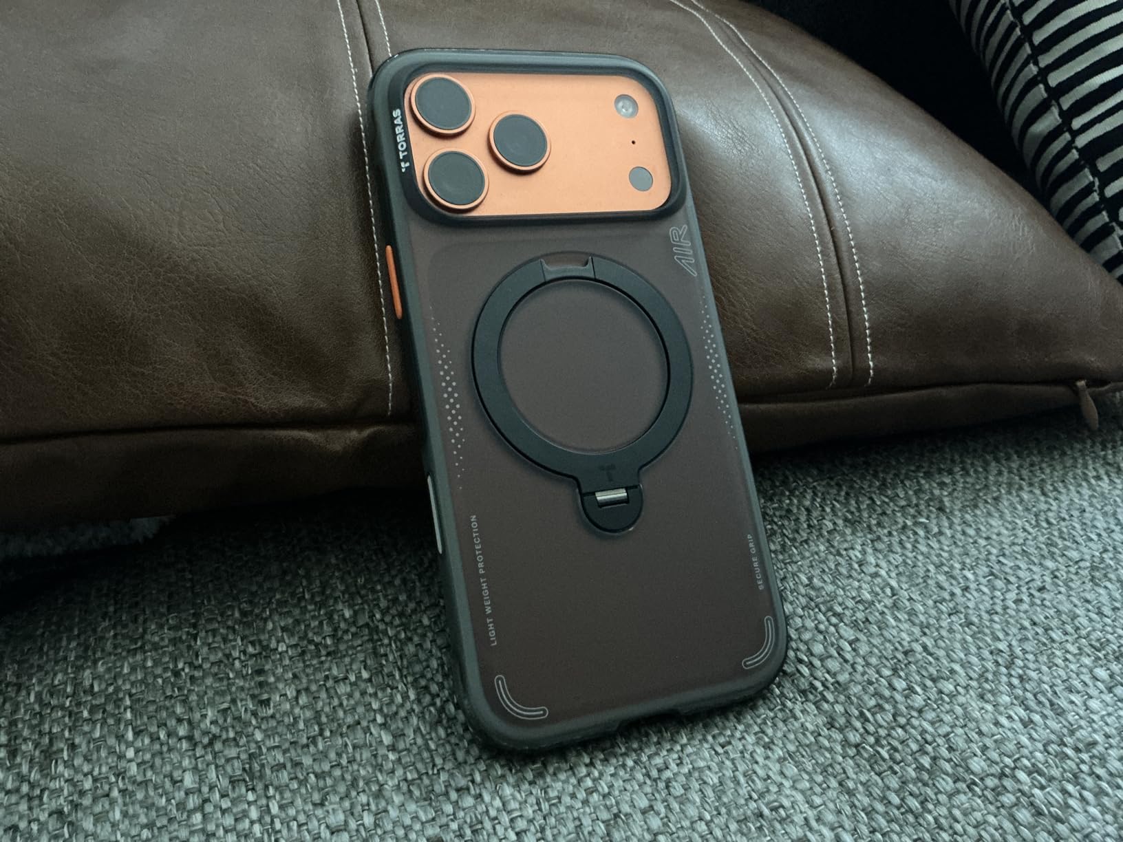 Ostand Q3 Air for iPhone 18 Pro Max   iPhone 18 Pro  iPhone 17 Pro Max and iPhone 17 Pro photo review
