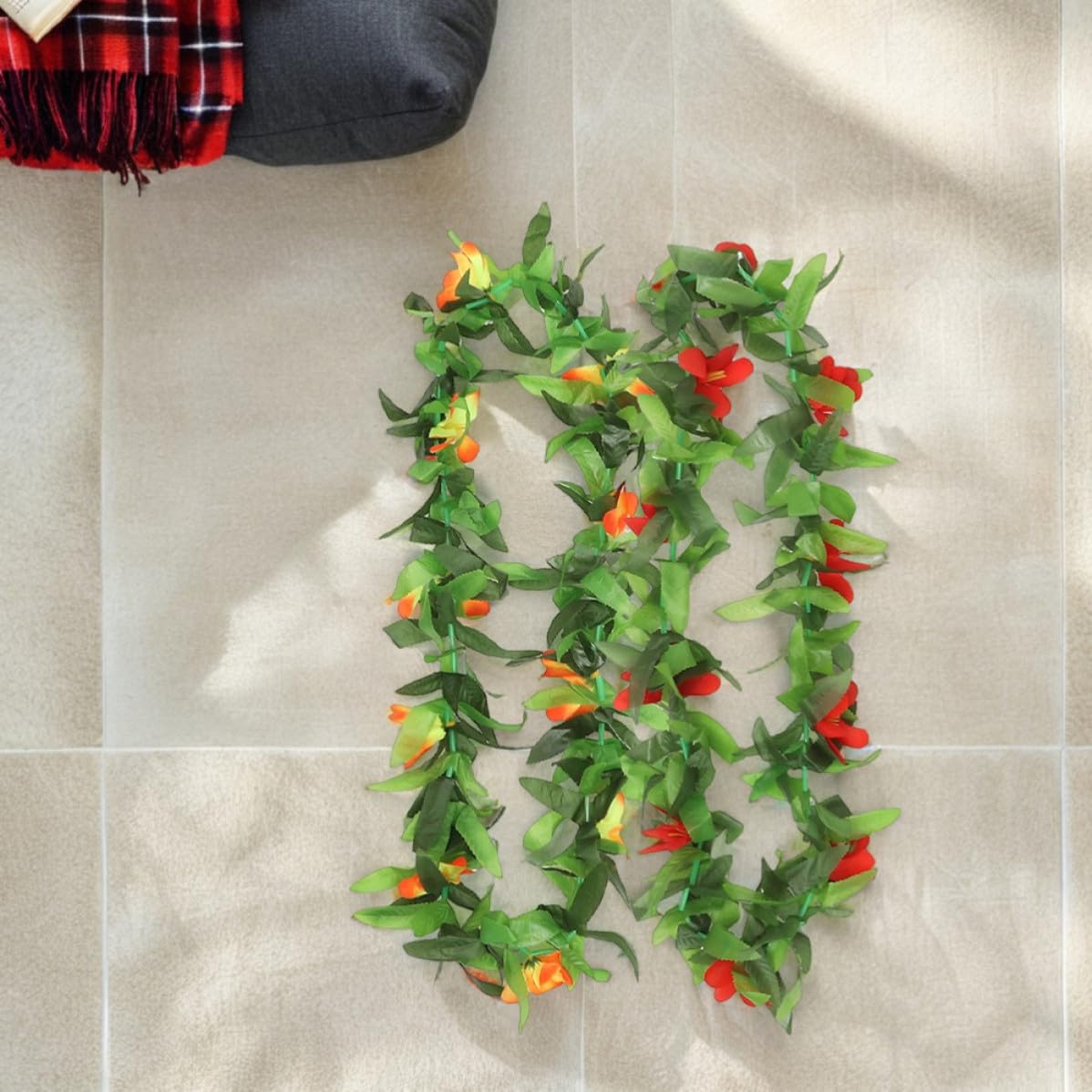 Healvian Juego de 12 Piezas de Collares Hawaianos Flores Vibrantes y Hojas Verdes, Decoracion Fiesta Verano para Celebraciones Tropicales y Hawaianas