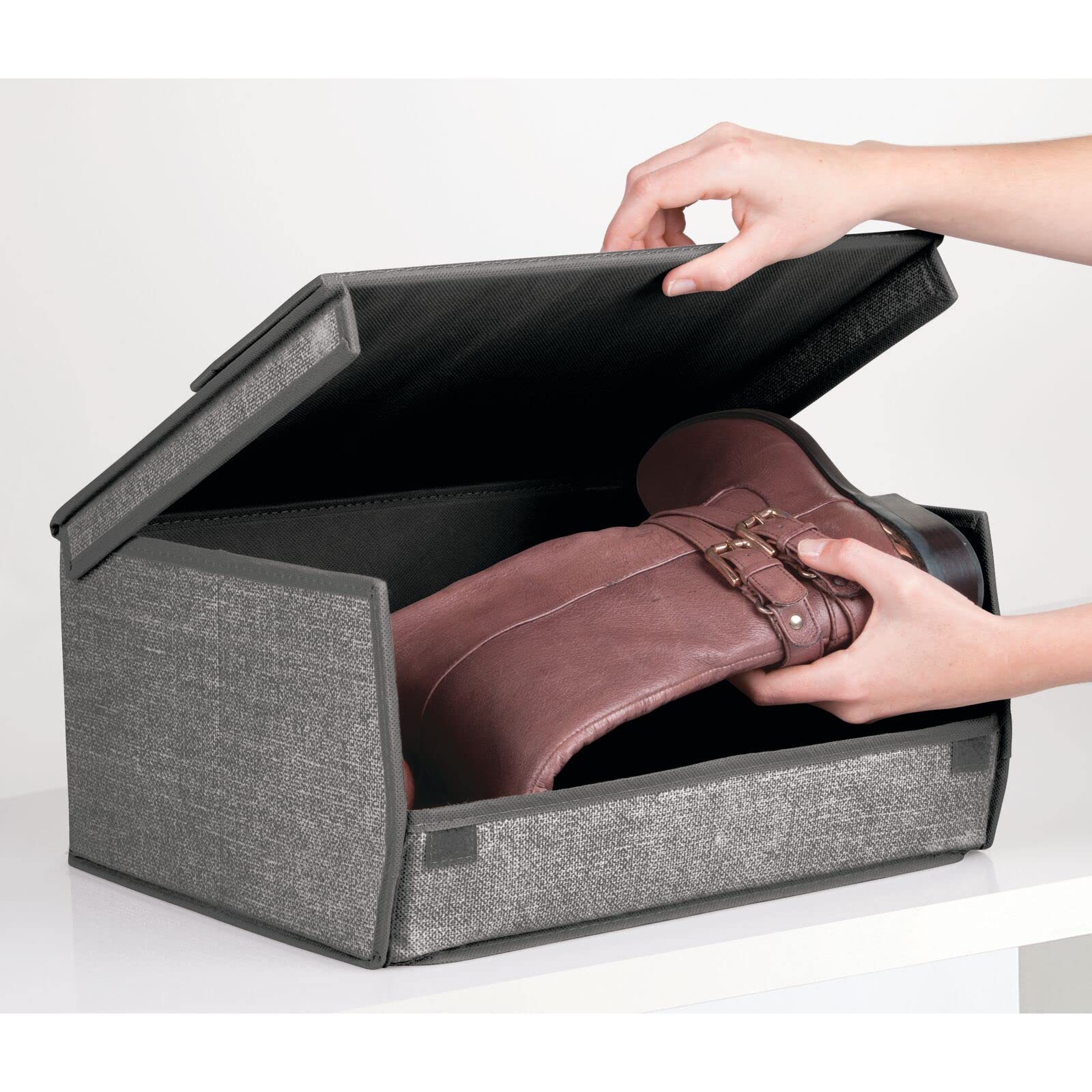 mDesign 4er-Set Schuhaufbewahrung aus Stoff – stapelbare Schuhbox mit Sichtfenster, Klettverschluss und Klappdeckel – Aufbewahrungsbox für den Schrank oder das Regal – dunkelgrau