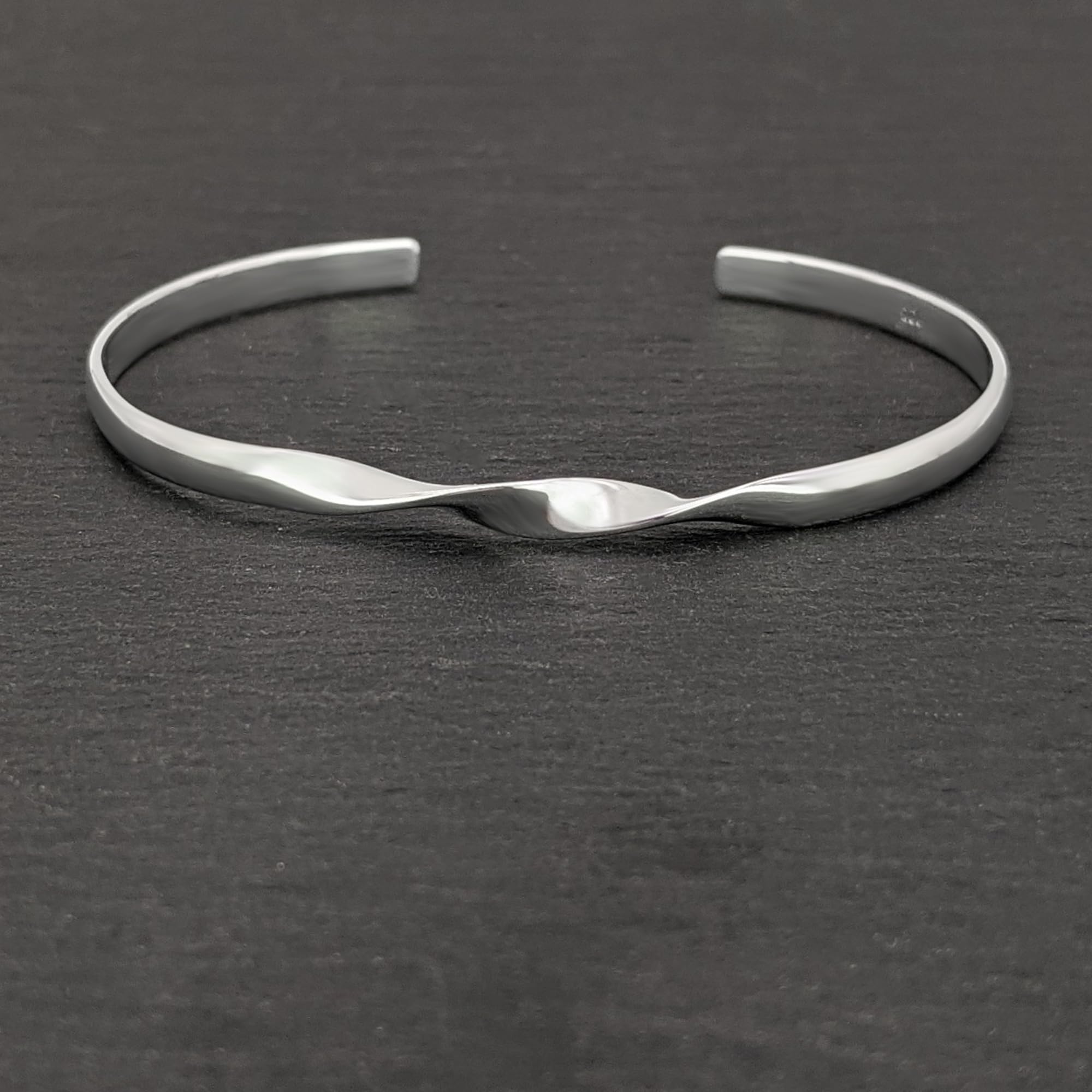 Silverly Bracciale Rigido Intrecciato in Argento Sterling 925 per Donna | Bracciale Sottile Piatto Aperto | Semplici Braccialetti Impilabili da Indossare Tutti i Giorni | Gioielli Contemporanei