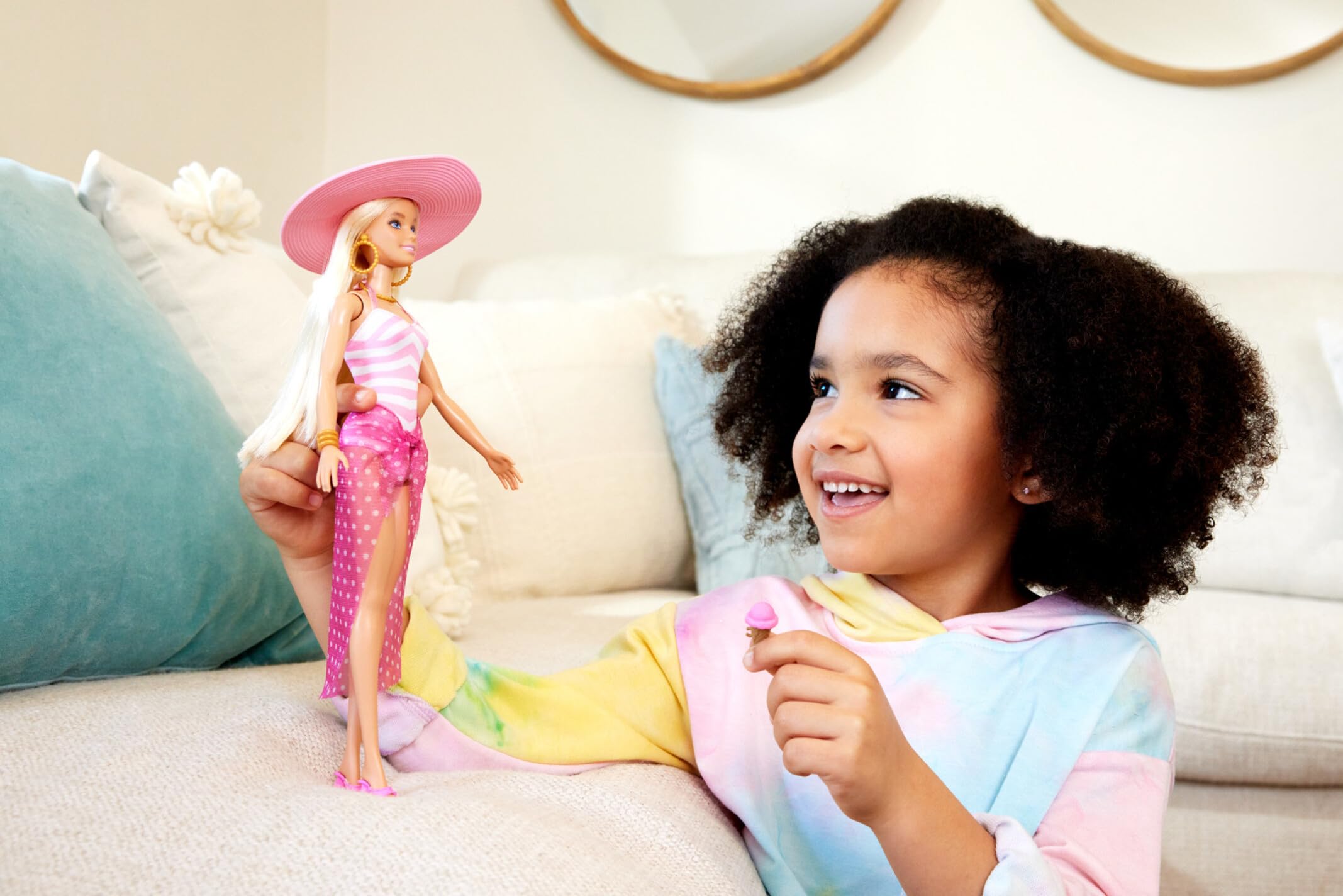 Barbie Muñeca Rubia con Traje de baño Rosa y Blanco, Sombrero, Bolso y Accesorios de Playa +3 años, HPL73