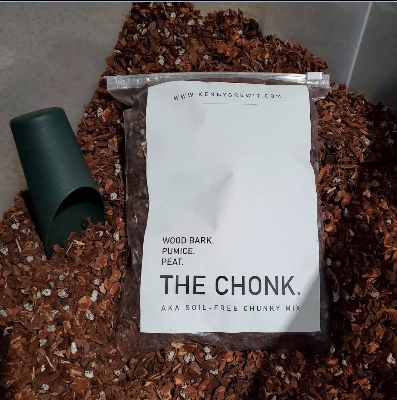 Chunky Soil-Less Potting Medium. Premium Wood bark, Pumice, peat Moss. Promotes Root Growth, Helps Prevent Root Rot. Good for All Indoor Plants, aroids, Hoyas, Cactus, etc. 1 Gallon.