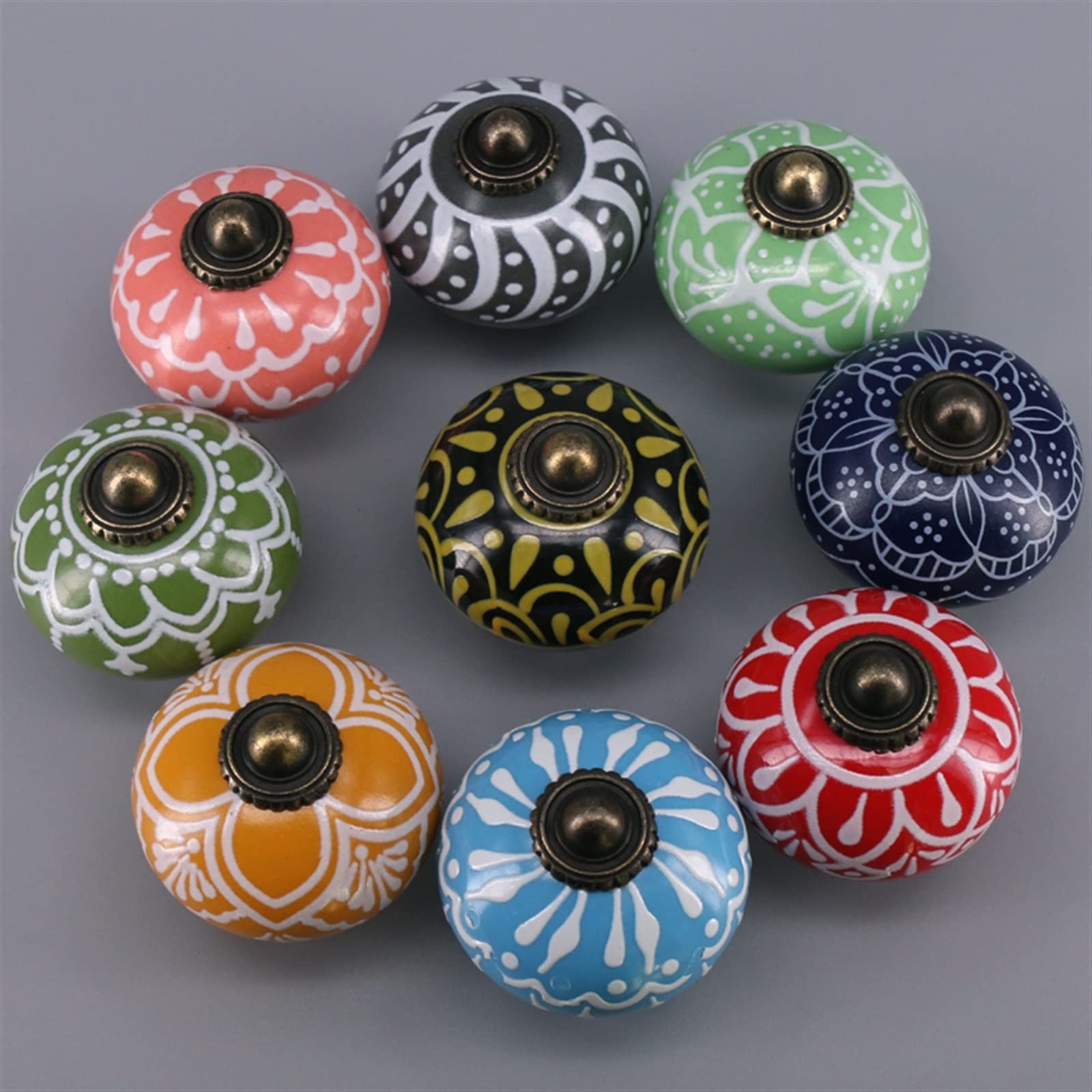 Bouton en céramique multicolore : réparer et embellir vos meubles à tiroirs