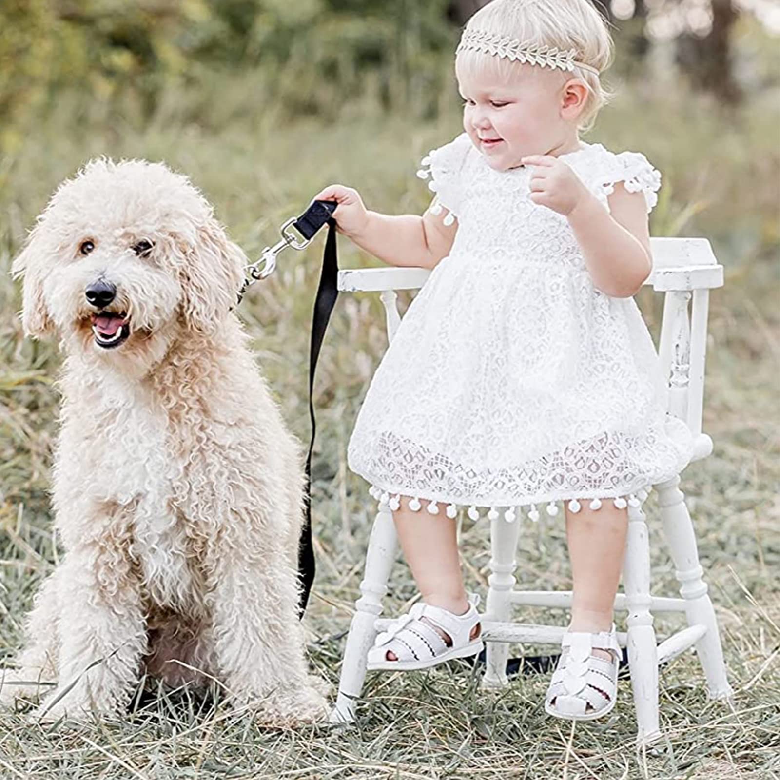 Abito da bambina elegante da principessa in pizzo vintage con pompon a maniche svasate, abito da festa