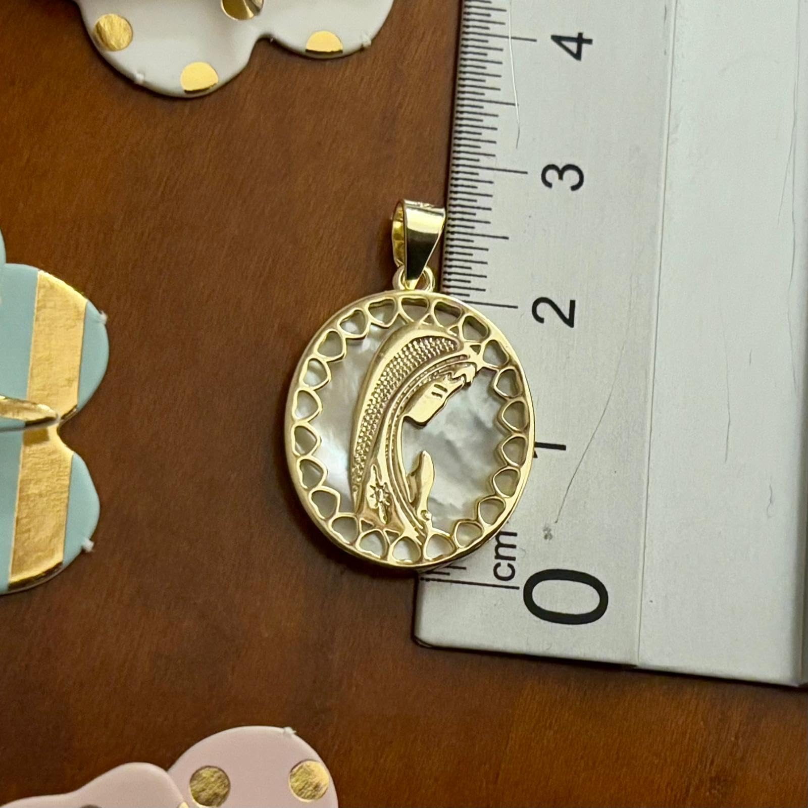 Medalla ovalada de la Virgen Niña en Plata dorada y Nácar