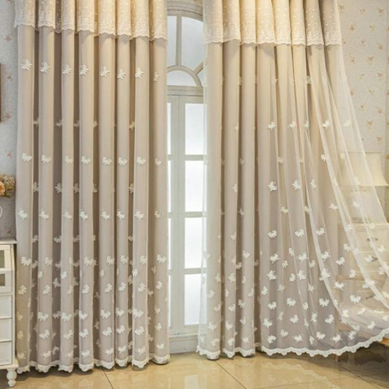 Rideau de chambre occultant beige brodé pour des nuits sereines