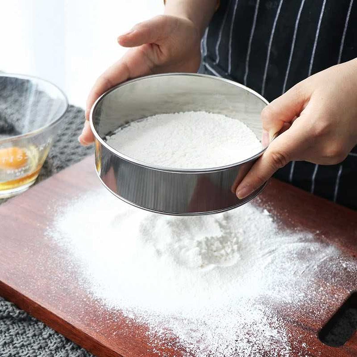 Lot de 2 passoires à Farine avec Une cuillère à Farine Fine en Acier Inoxydable argenté Netto Tamis à Farine Tamis à pâtisserie en Forme de Poudre 40 Mailles (15 cm + 20 cm)
