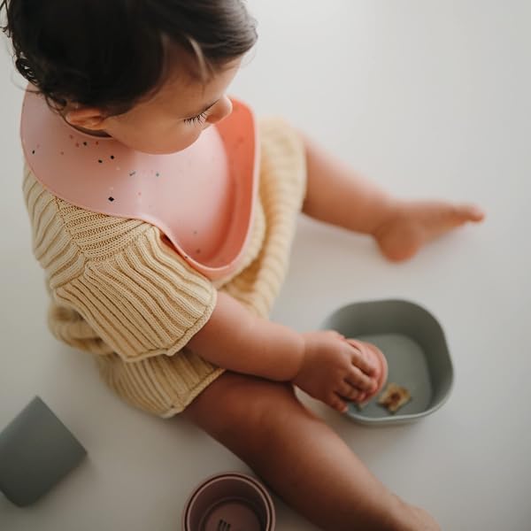 mushie Babero de Silicona para Bebés | Baberos de Alimentación con Bolsillo | Fáciles de Lavar | 4 Tamaños Ajustables | Sin BPA | Accesorio Durable para Niños Pequeños y Niñas | - 3