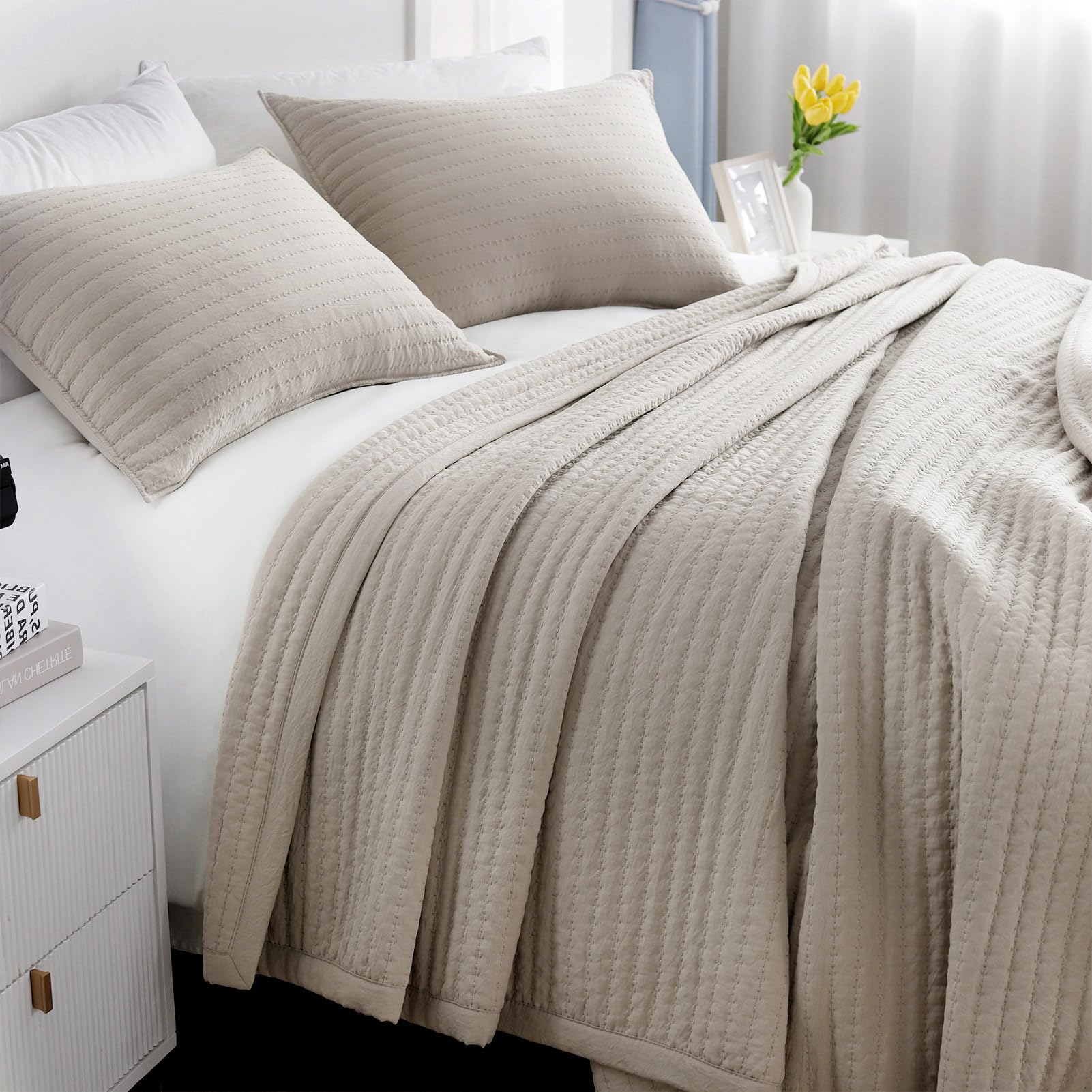 DAWNDIOR Oversized Queen Quilt in Oatmeal