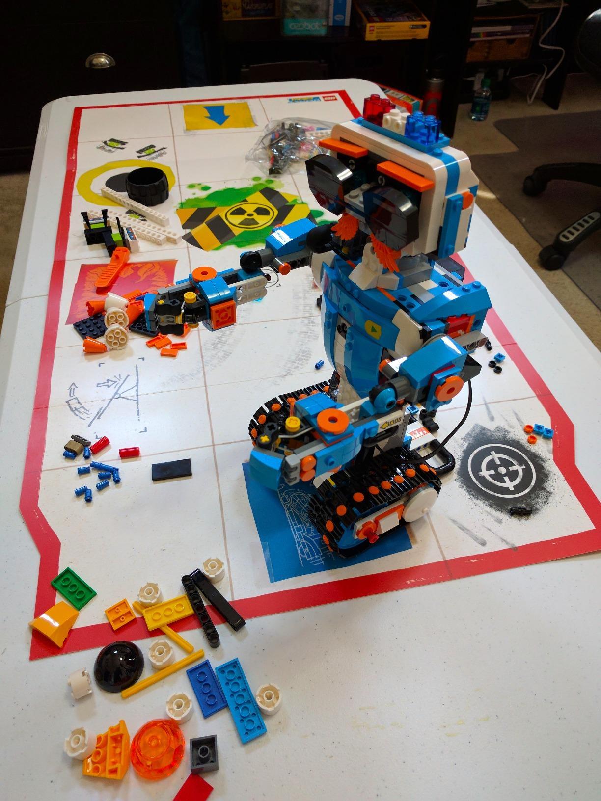 LEGO Boost Creative Toolbox 17101 Building And Coding Kit (847 Pieces ...