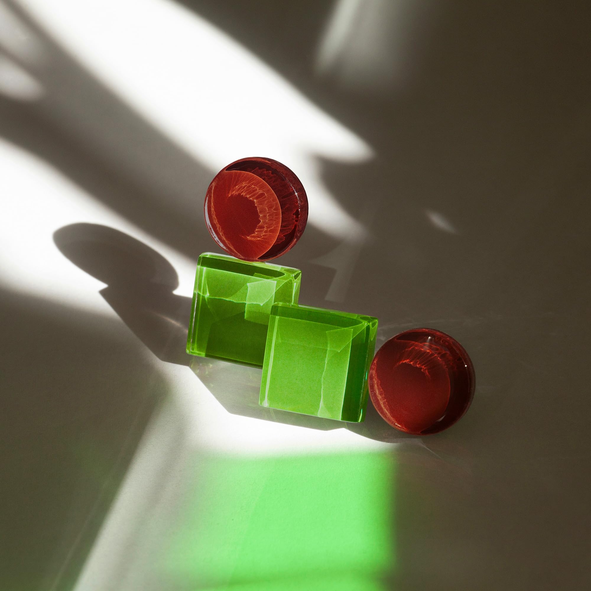 Geometrische Clip Ohrringe ohne Ohrlöcher • Bauhaus Design Ohrclips in 16 Farbvarianten • Statement Schmuck aus Glas • nachhaltig & handgemacht • 30x15x4mm (Kaffeebraun & Grasgrün)